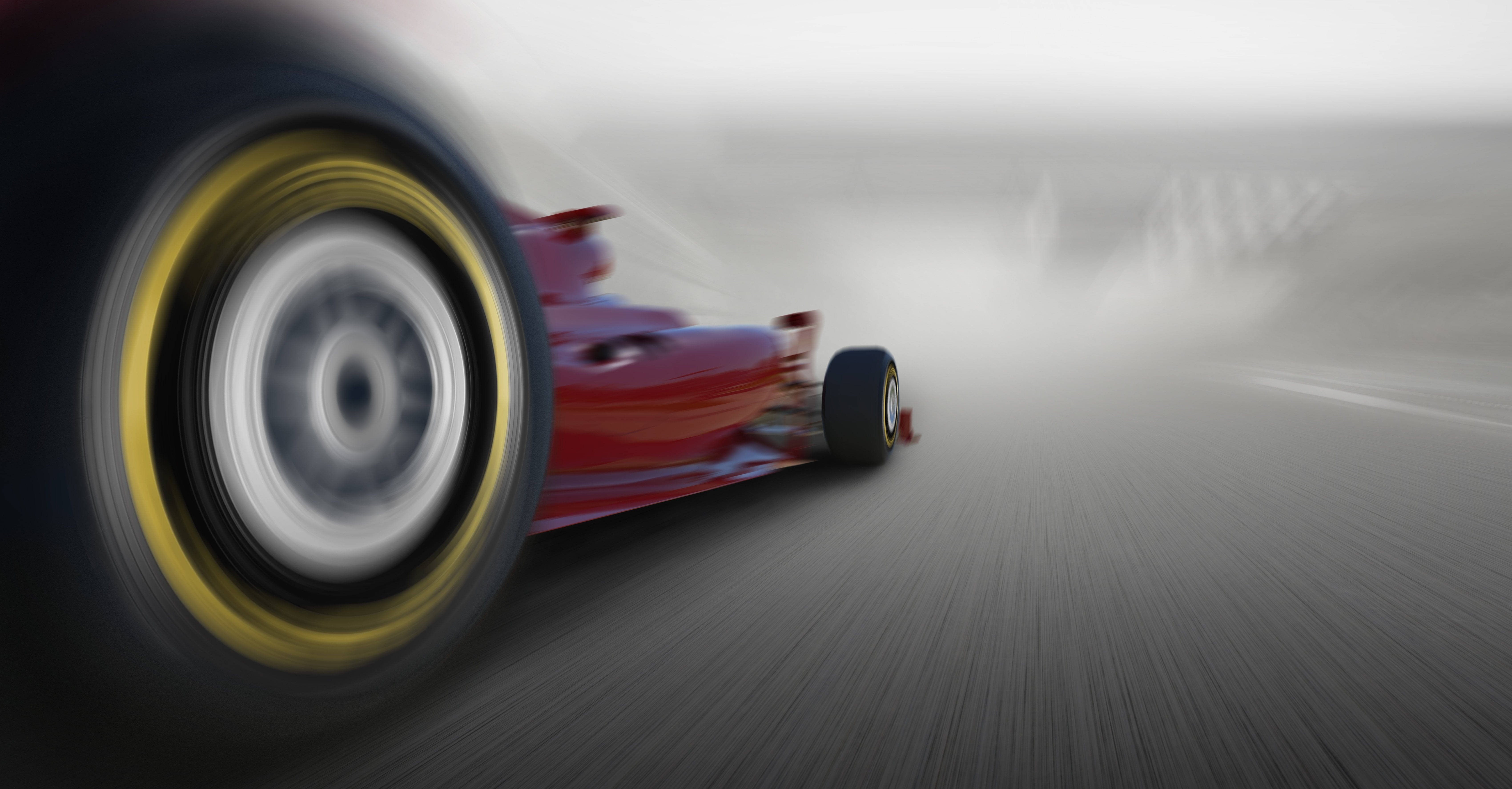 F1 高速賽車競速 壁紙 — 一輛紅色賽車在塵土飛揚的賽道上疾馳而過，動態條紋強調高速和原始力量。