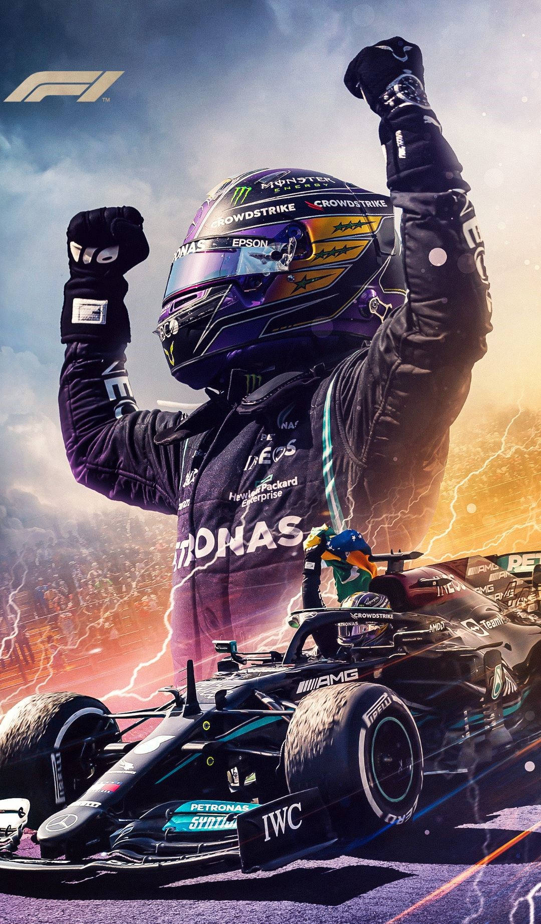 F1車手在戲劇性的天空下，於賽車上方高舉拳頭慶祝勝利。