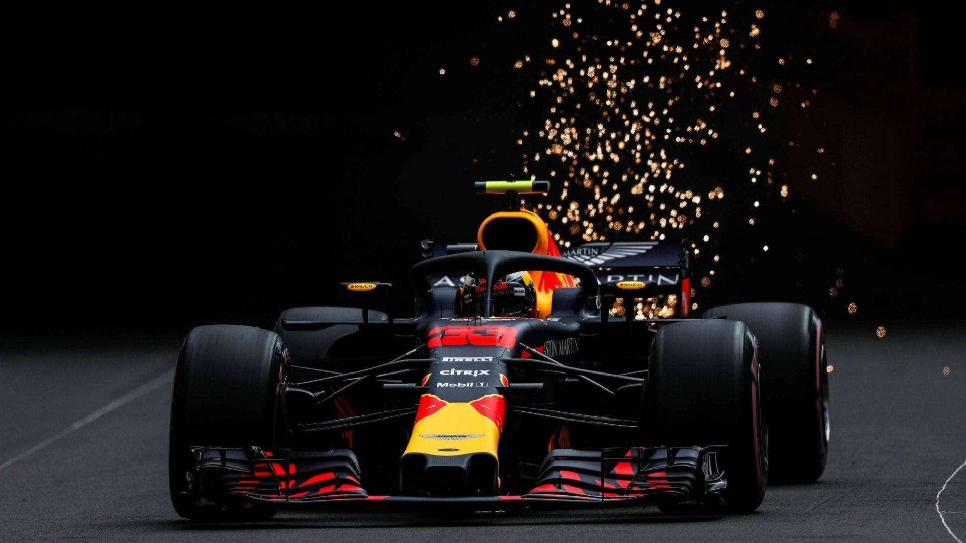 F1賽車桌面壁紙 - 黑紅配色 壁紙 — 一輛紅牛一級方程式賽車在黑暗隧道中疾馳，身後爆發出金色火花。