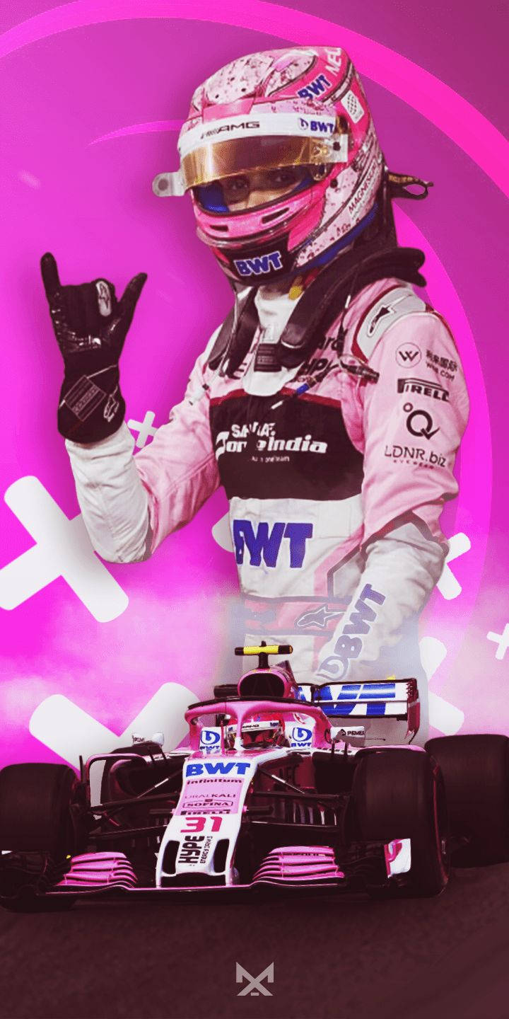 F1車手埃斯特班·奧康身穿白色賽車服 壁紙 — 一位身穿粉紅色賽車裝備和頭盔的F1車手，在鮮豔的粉紅色背景前，在他的粉黑色賽車旁擺出搖滾手勢。