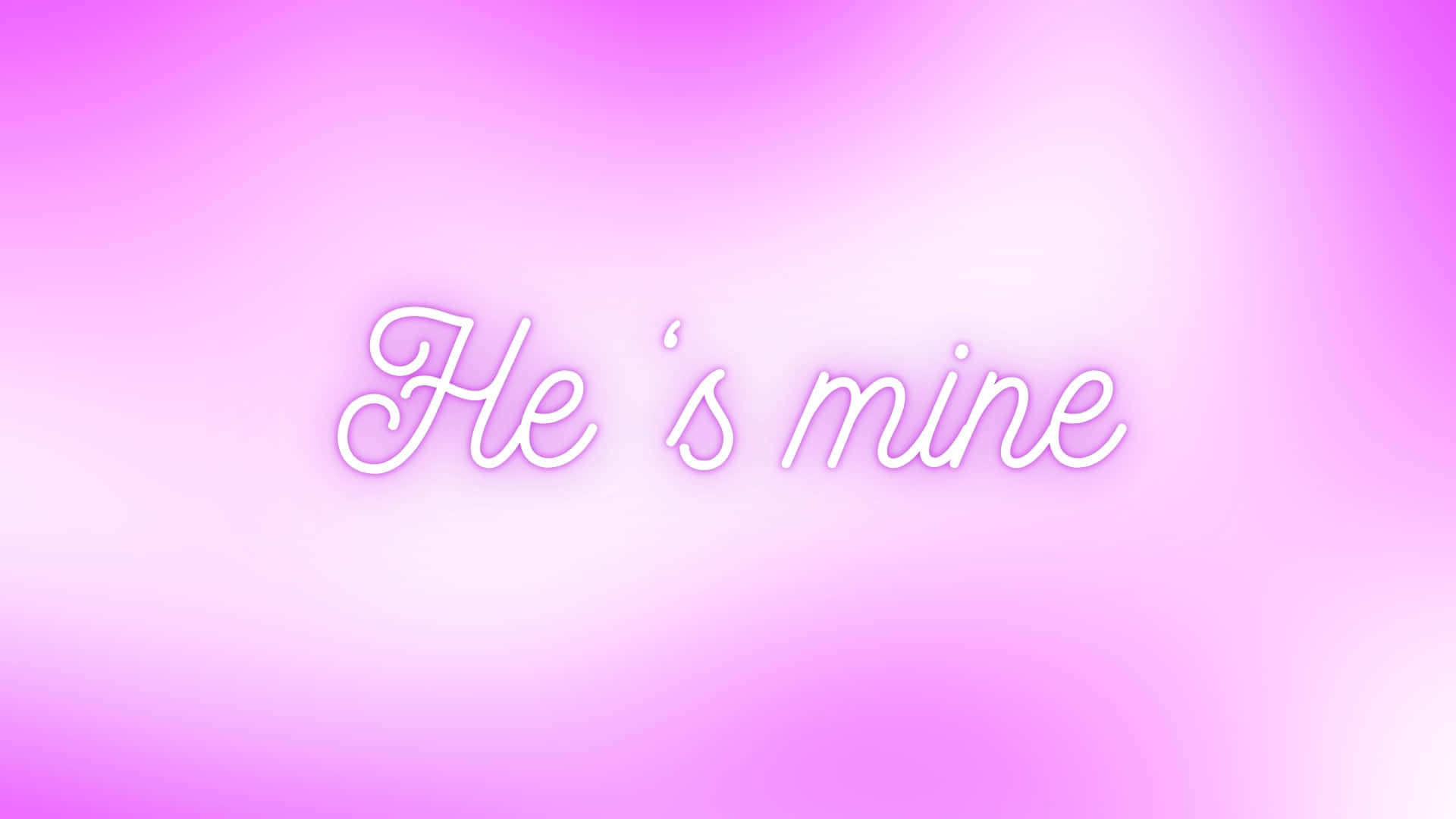  壁紙 — 發光的白色草書短語「He's mine」漂浮在粉紅色和紫色的柔和漸變上。