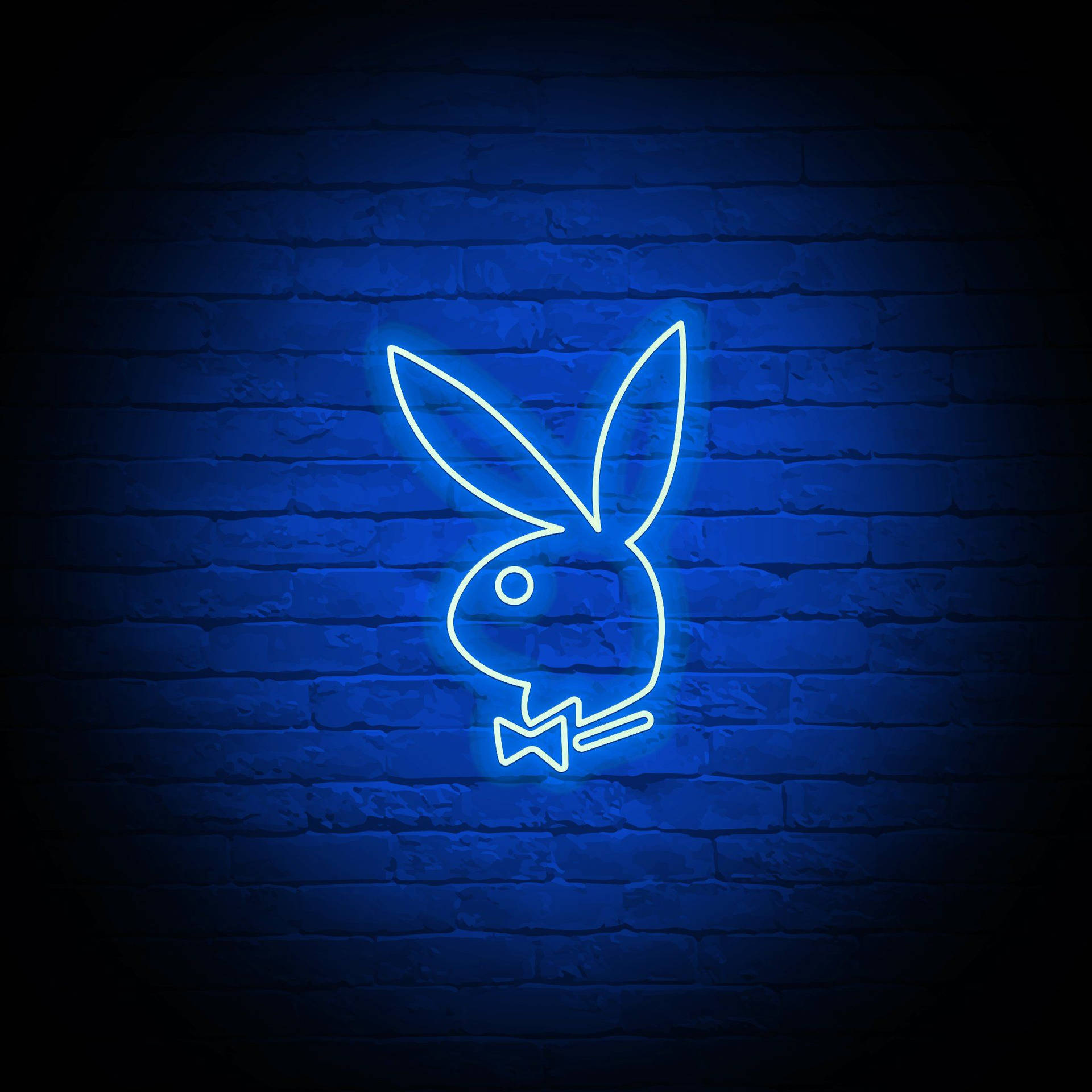 夜間磚牆上的藍色霓虹燈Playboy兔子標誌。