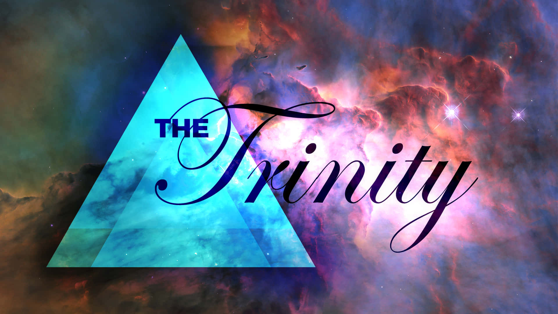  壁紙 — 一個發光的藍色三角形，帶有「The Trinity」文字，疊加在一個充滿活力的宇宙星雲上，其中有旋轉的紅色、紫色和藍色。
