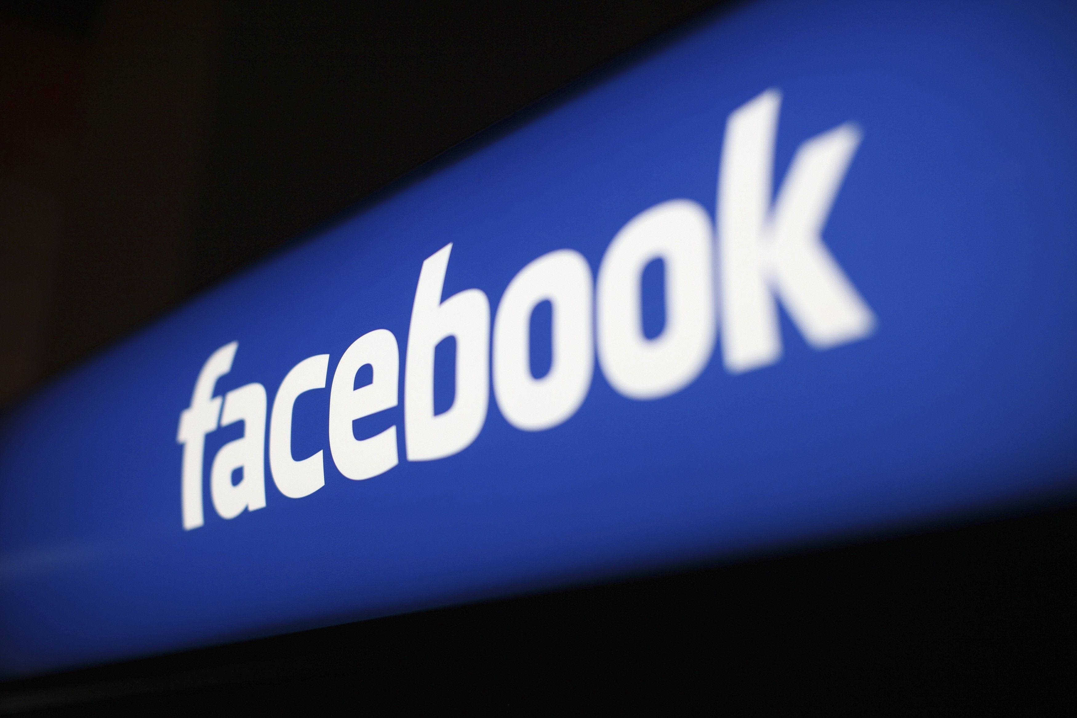 Facebook藍色線條膠帶藝術壁紙 壁紙 — 一個發光藍色Facebook標誌的特寫，帶有白色文字，背景為深色。