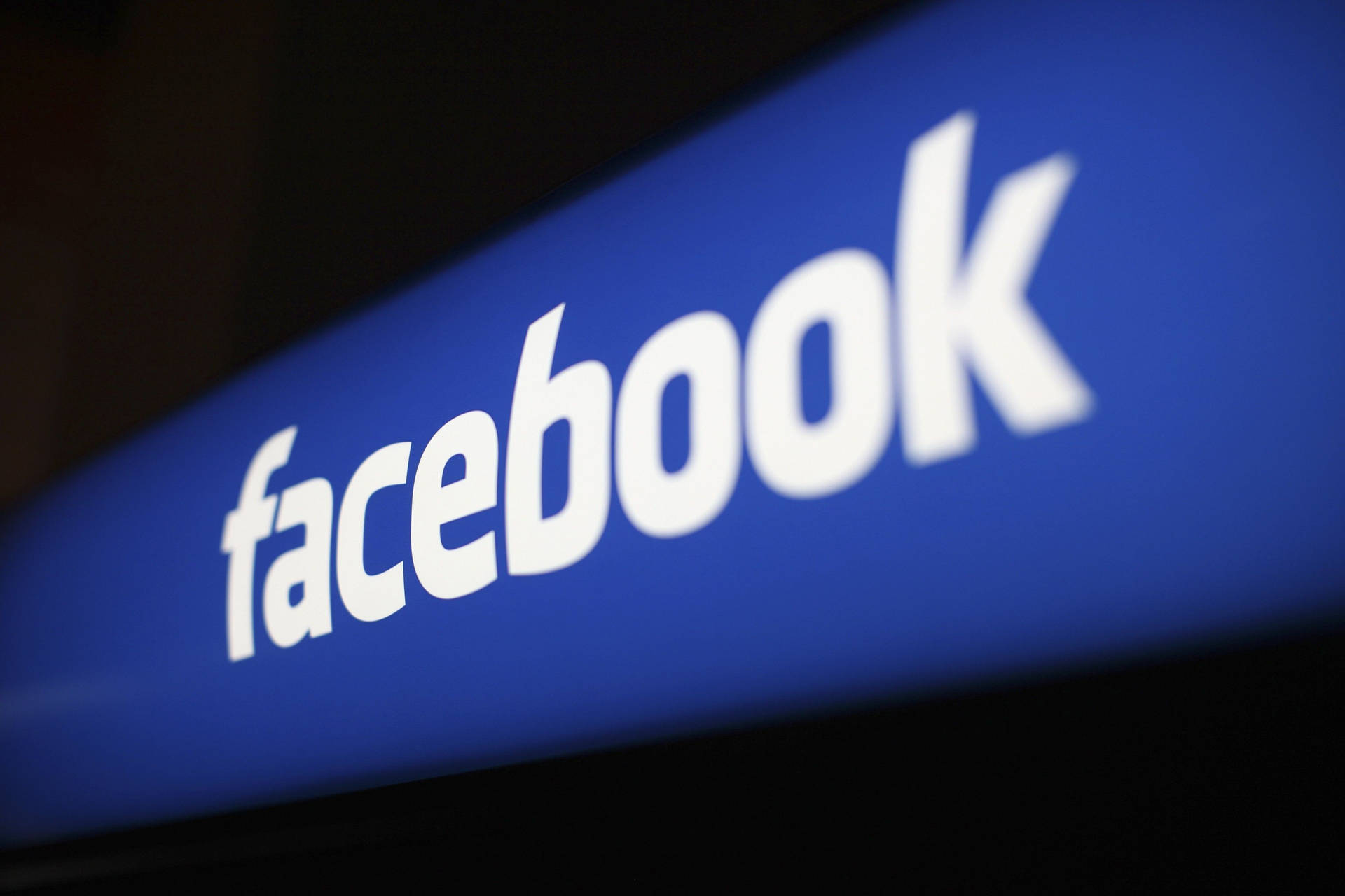 深色背景上發光的Facebook標誌。
