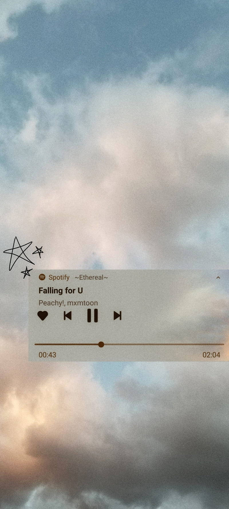 在帶有手繪星星的雲層天空背景上的Spotify音樂播放器。