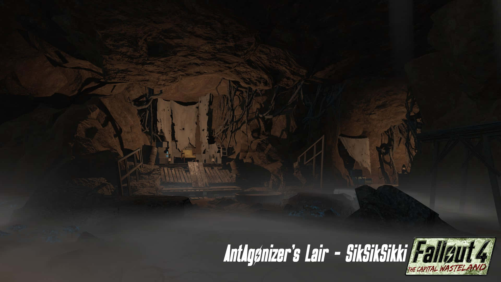 Fallout 4 The Capital Wasteland 桌布 壁紙 — Fallout 4 中光線昏暗的洞穴內部，有一個腐朽的木製平台和生鏽的金屬欄杆，籠罩在薄霧中。