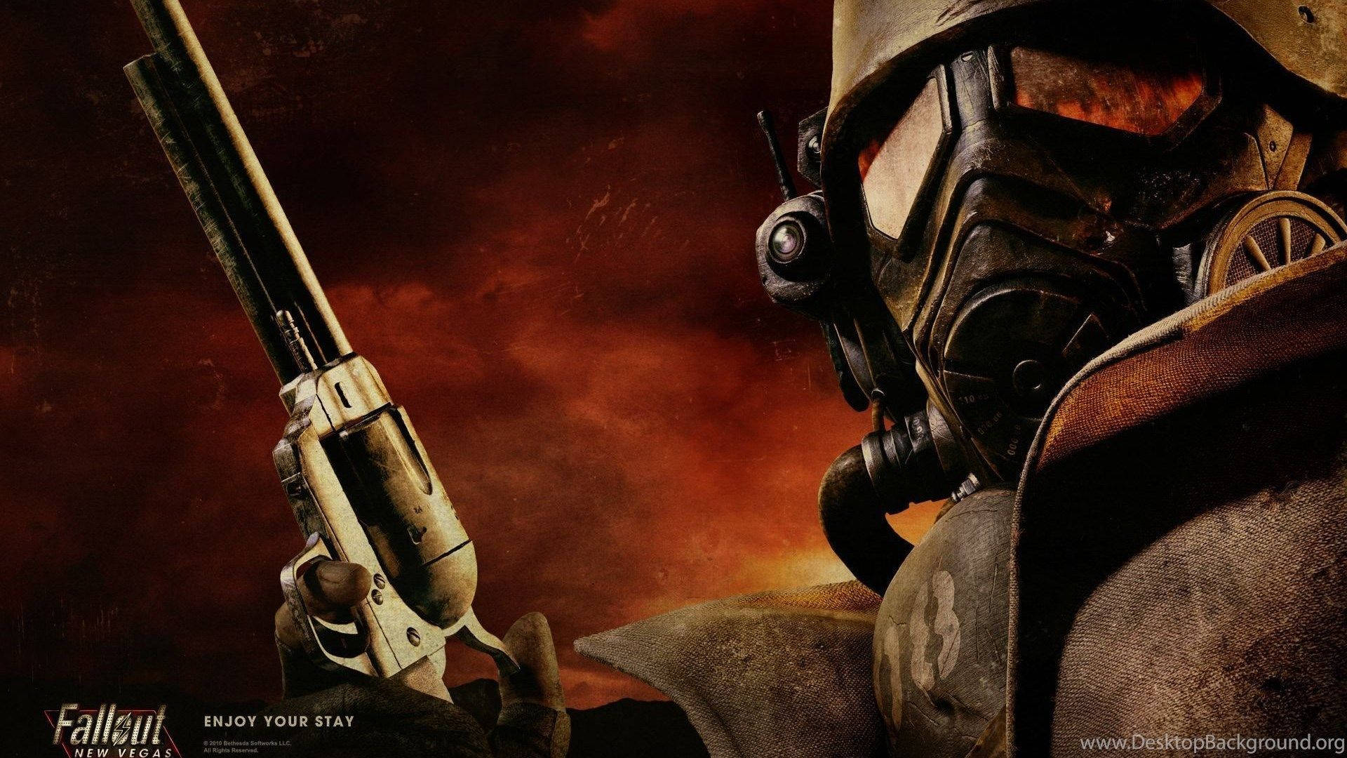 以信使身份勇闖 Fallout: New Vegas 的廢土 壁紙 — 一個廢土倖存者戴著破舊的動力裝甲頭盔，手持一把風化的左輪手槍，背景是熾熱的橙色天空。