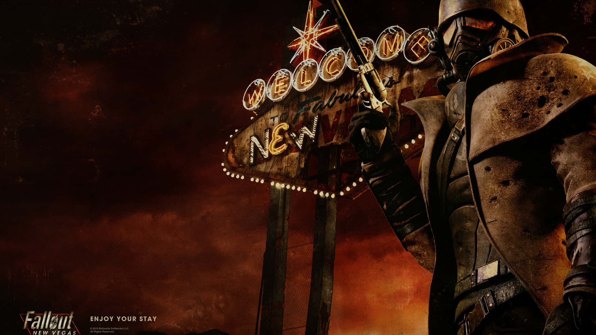 《Fallout》遊戲的精彩藝術作品 壁紙 — 一位身穿鏽蝕盔甲的末日後戰士，站在熾熱橙色天空下發光的「歡迎來到新維加斯」標誌前。