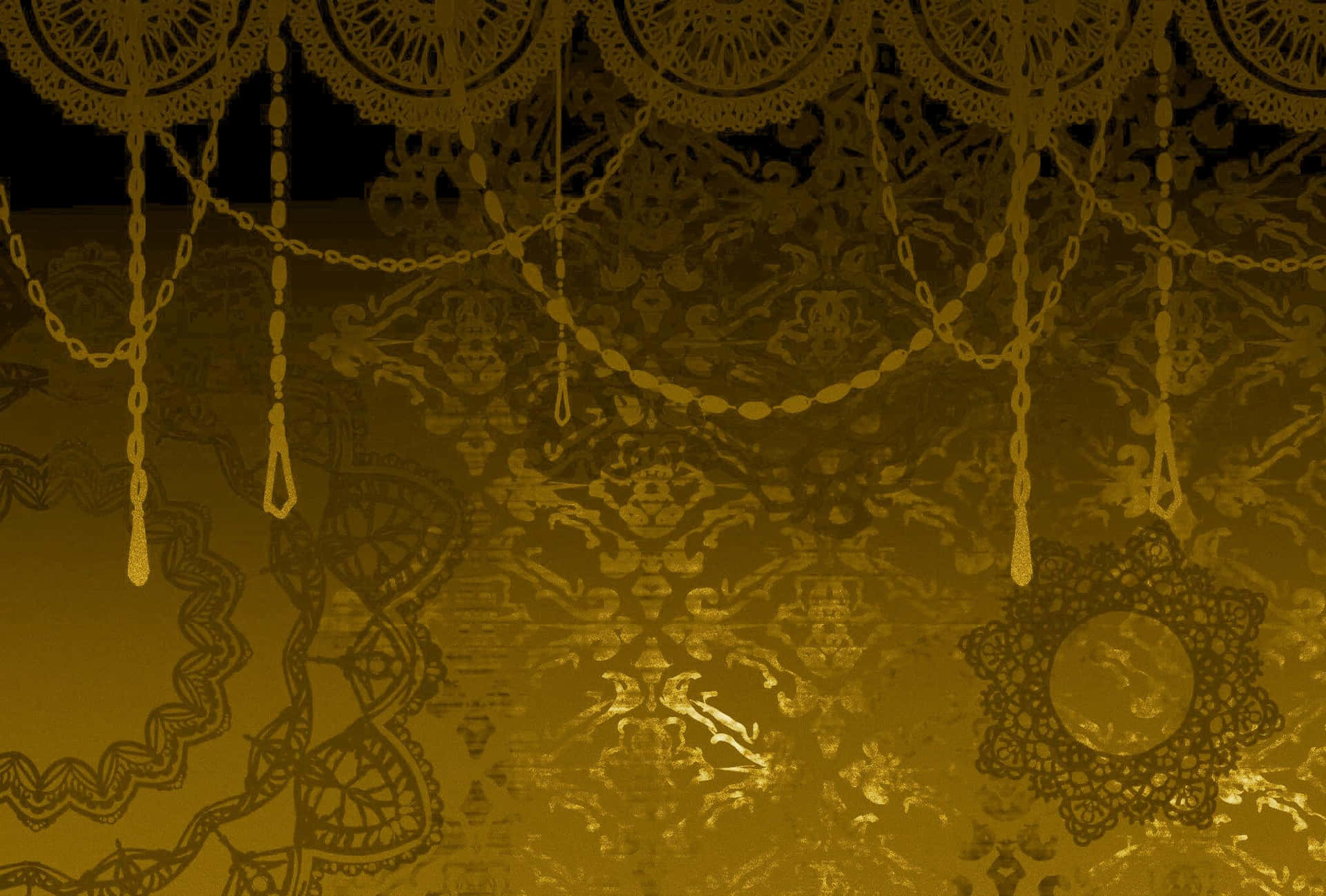 金色蕾絲和鏈條懸掛在帶有紋理的復古壁紙圖案上。