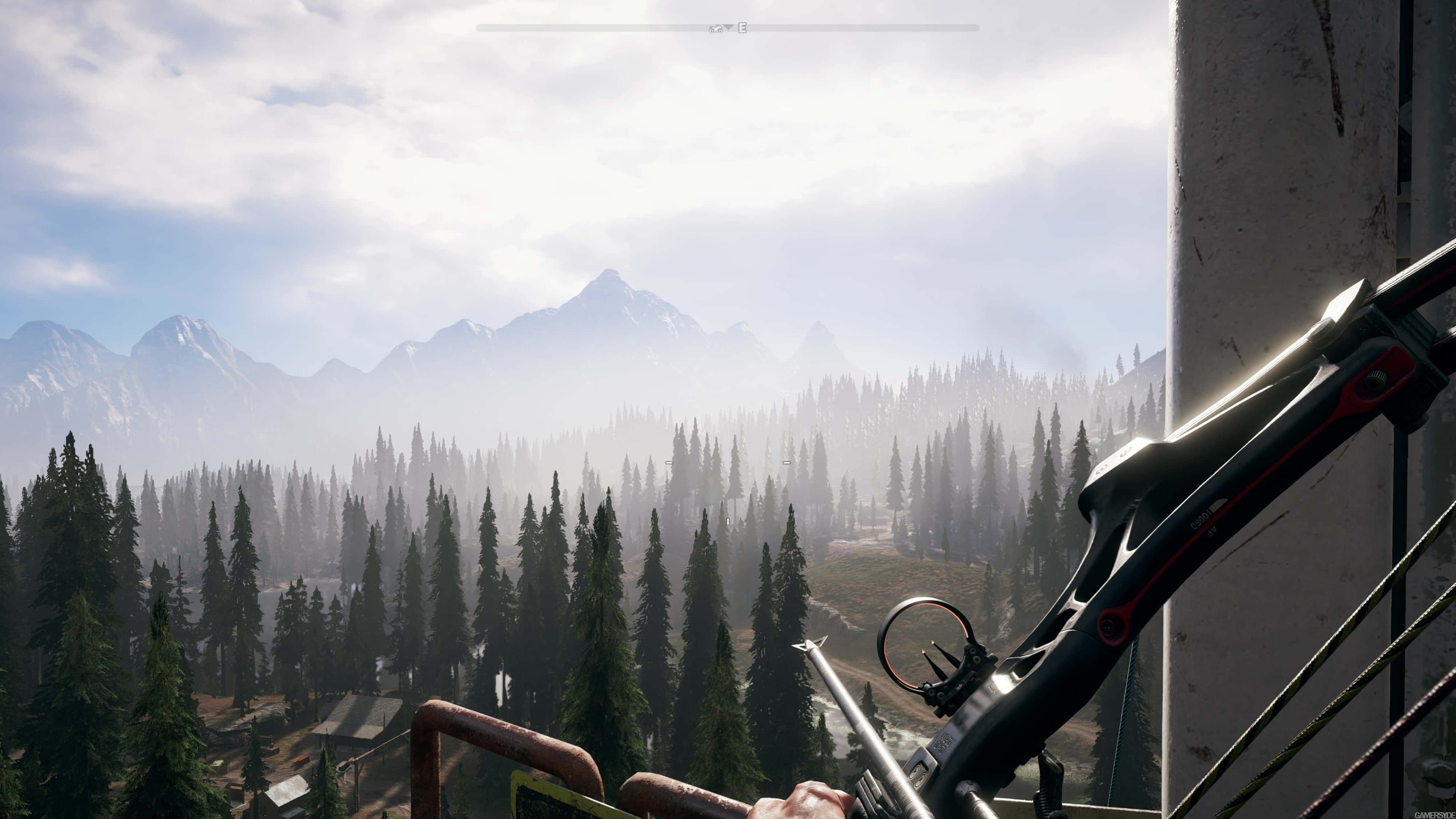 Far Cry 5 4K 超高清山景 壁紙 — 從高處俯瞰霧氣籠罩的森林和積雪覆蓋的山脈的第一人稱視角，手中拿著弓。