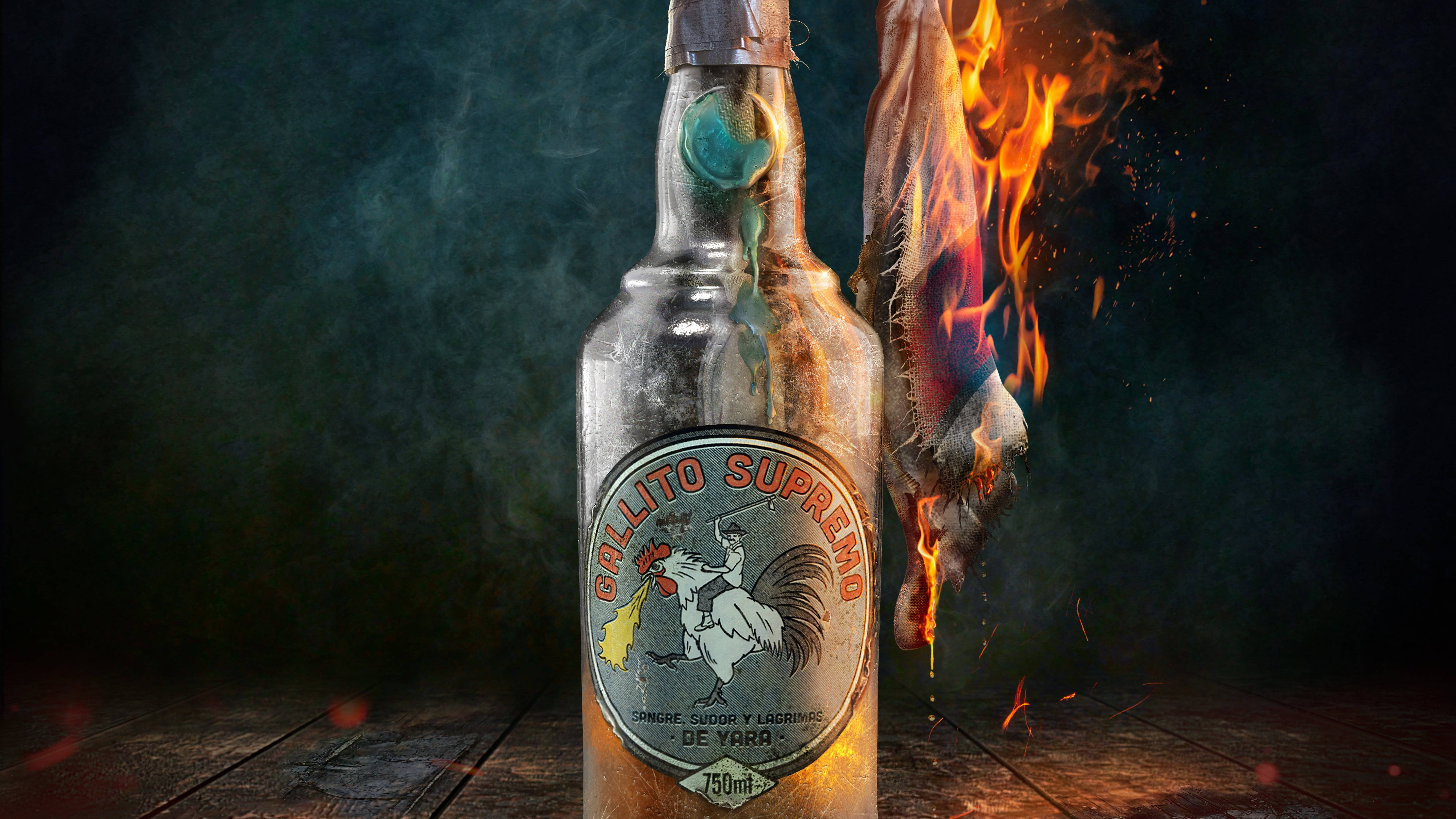 Far Cry 6 終極版 壁紙 — 一瓶帶有火熱公雞主題、標籤為 Gallito Supremo 的瓶子，站在木桌上一個燃燒的雞腿旁邊，背景是煙霧瀰漫的黑暗。