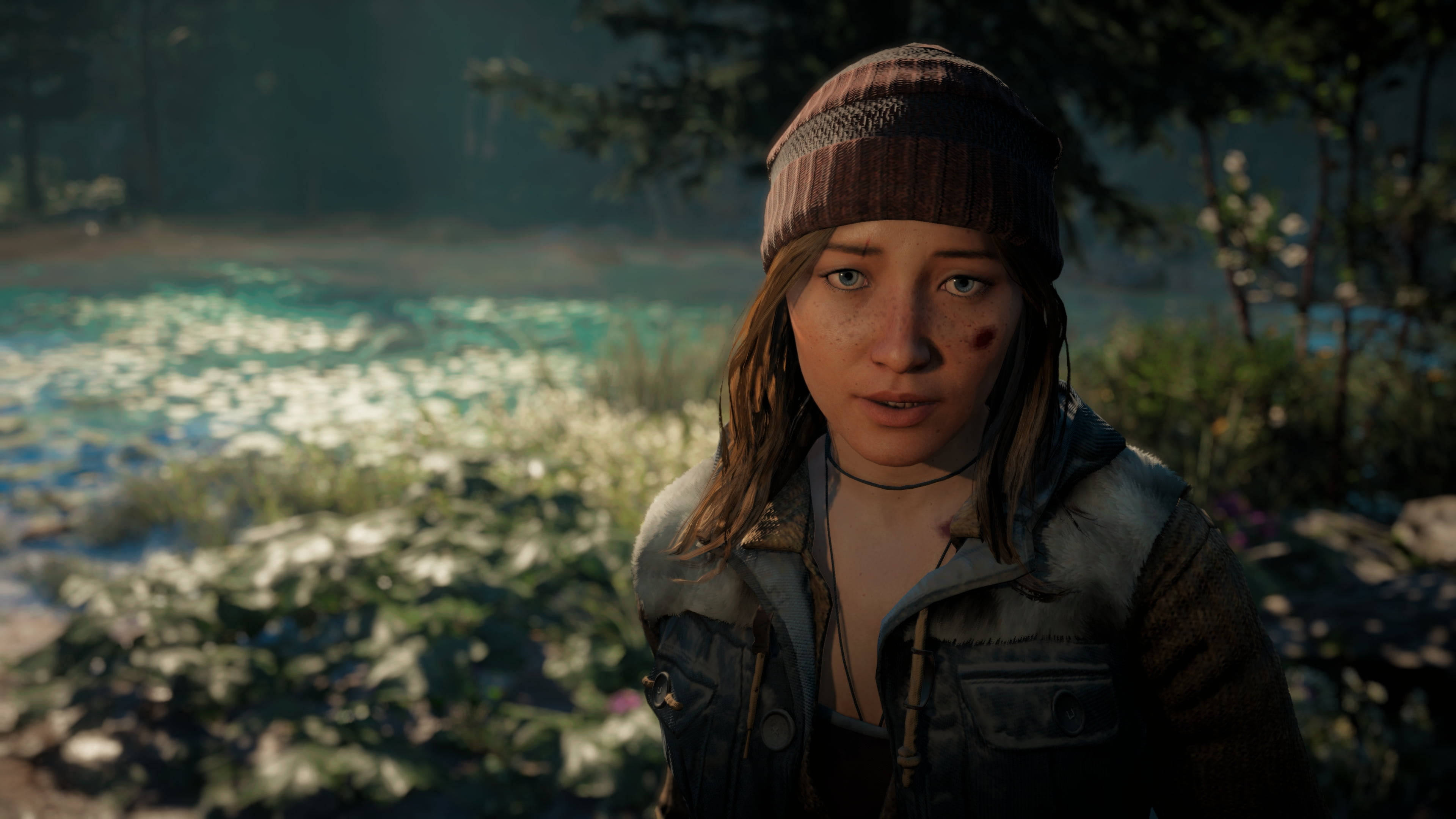 《Far Cry New Dawn》女主角卡敏娜·萊 壁紙 — 一位有雀斑、戴冷帽的年輕女子站在霧氣瀰漫的森林空地，旁邊是一個睡蓮池塘。