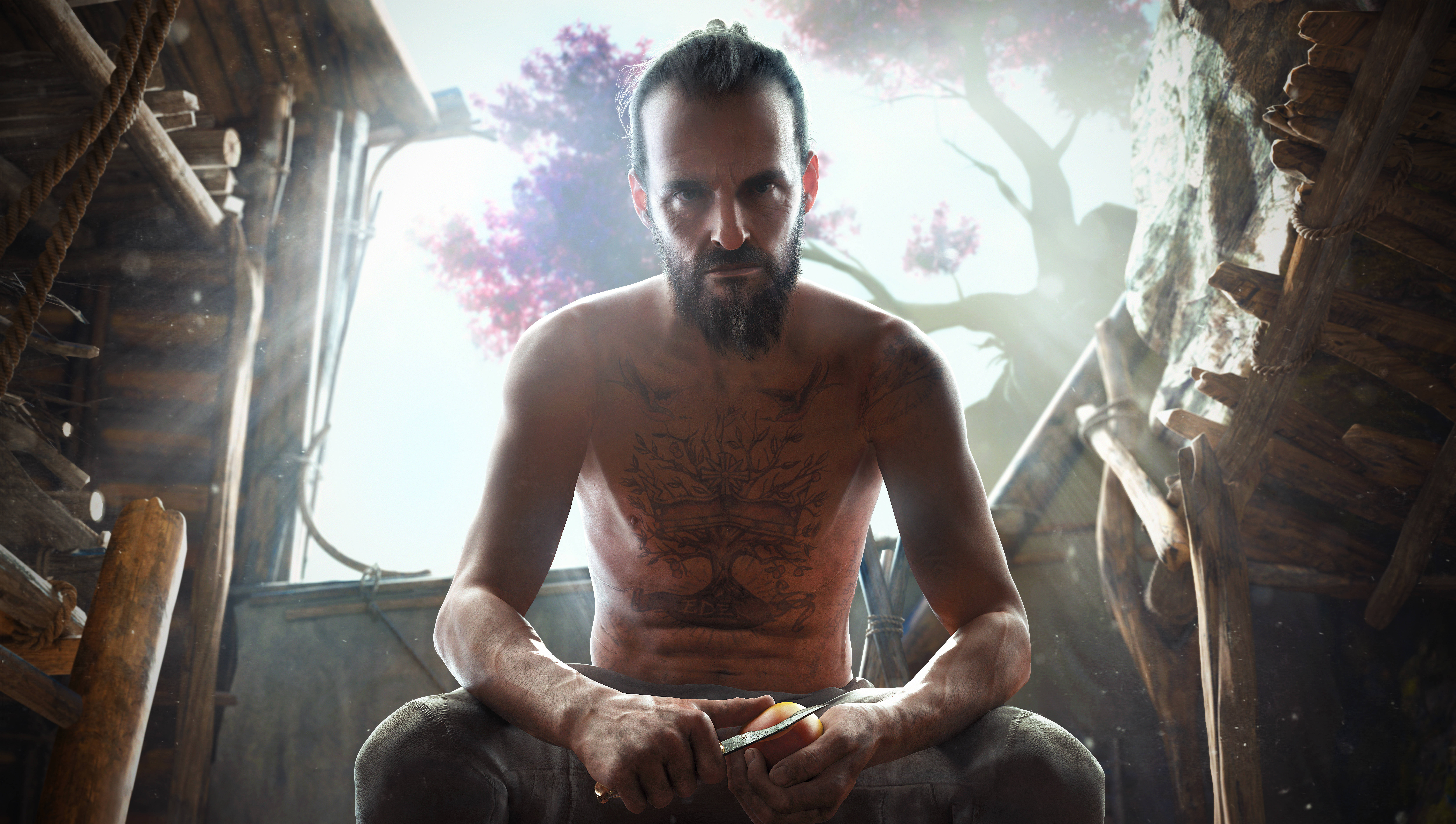 《Far Cry New Dawn》約瑟夫·西德 壁紙 — 一位留鬍鬚、身上有樹木紋身的男子，赤裸上身坐在簡樸的木屋內，手持一把刀，背後窗戶透進陽光。