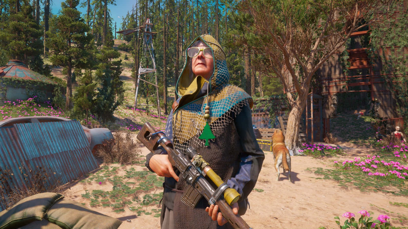 《Far Cry New Dawn》遊戲精彩1440p壁紙 壁紙 — 一位身穿連帽服裝的老婦人在陽光明媚的林間空地中，手持步槍，周圍有粉紅色的花朵和質樸的建築。