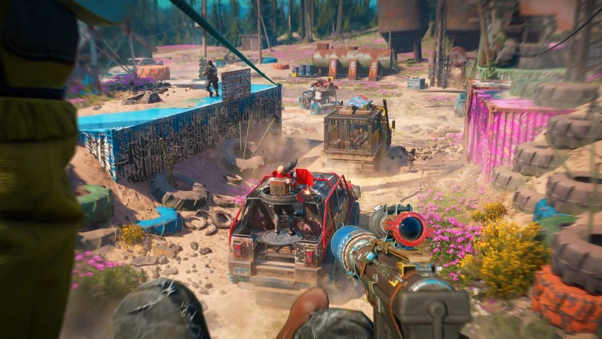 Far Cry New Dawn 滑索突襲 壁紙 — 一個第一人稱射擊場景，玩家在色彩繽紛、雜亂的垃圾場競技場中將武器瞄準一輛紅色車輛。