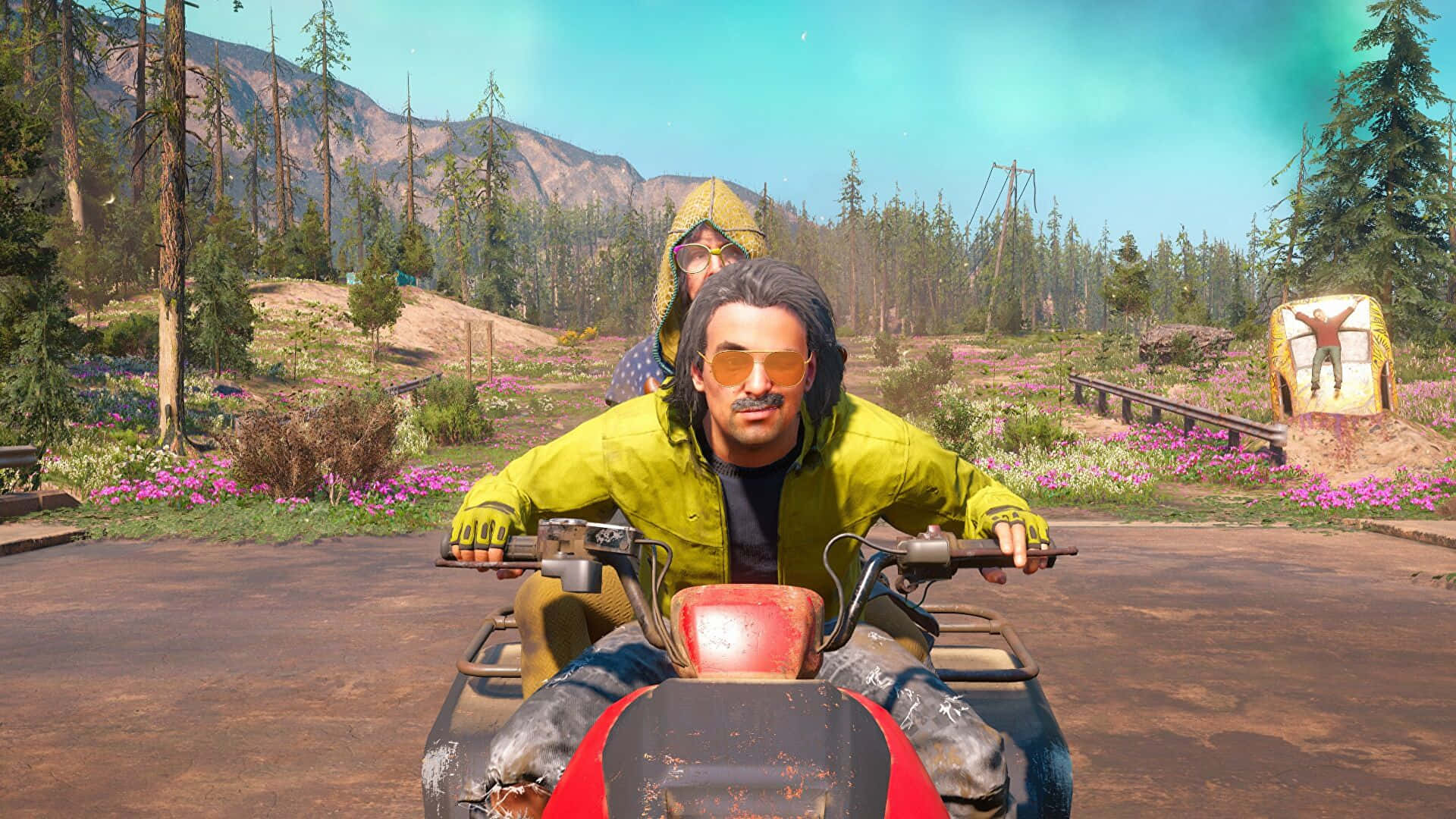 《Far Cry New Dawn》威利斯·亨特利1440p壁紙 壁紙 — 兩個角色在晴朗的藍天下，騎著紅色ATV穿過一片充滿松樹和山脈的鮮豔野花田。