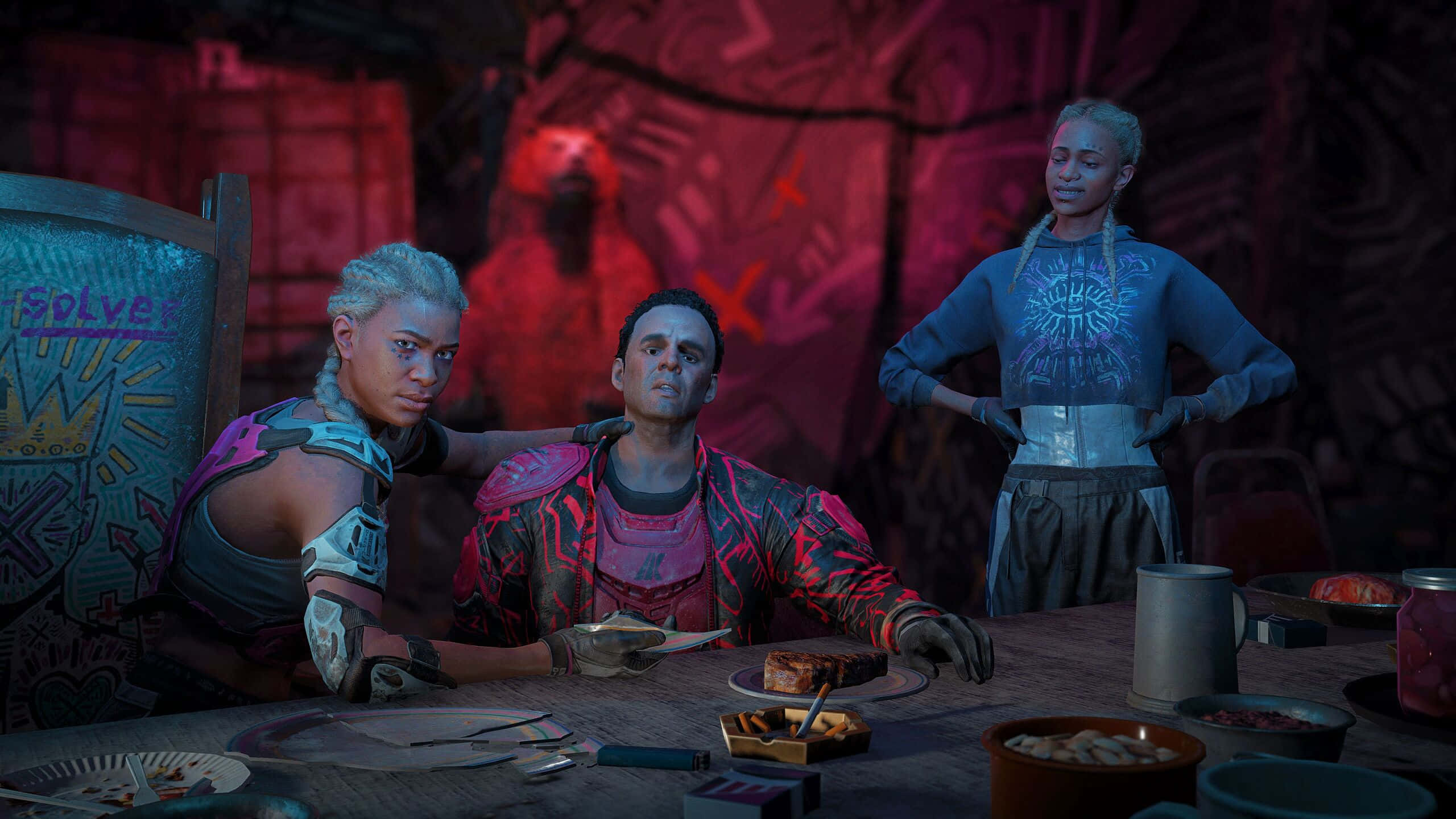《Far Cry New Dawn》雙胞胎1440p壁紙 壁紙 — 三個風格化的角色坐在一張雜亂的桌子旁，身處一個燈光昏暗、佈滿塗鴉的房間，沐浴在紅光之中。