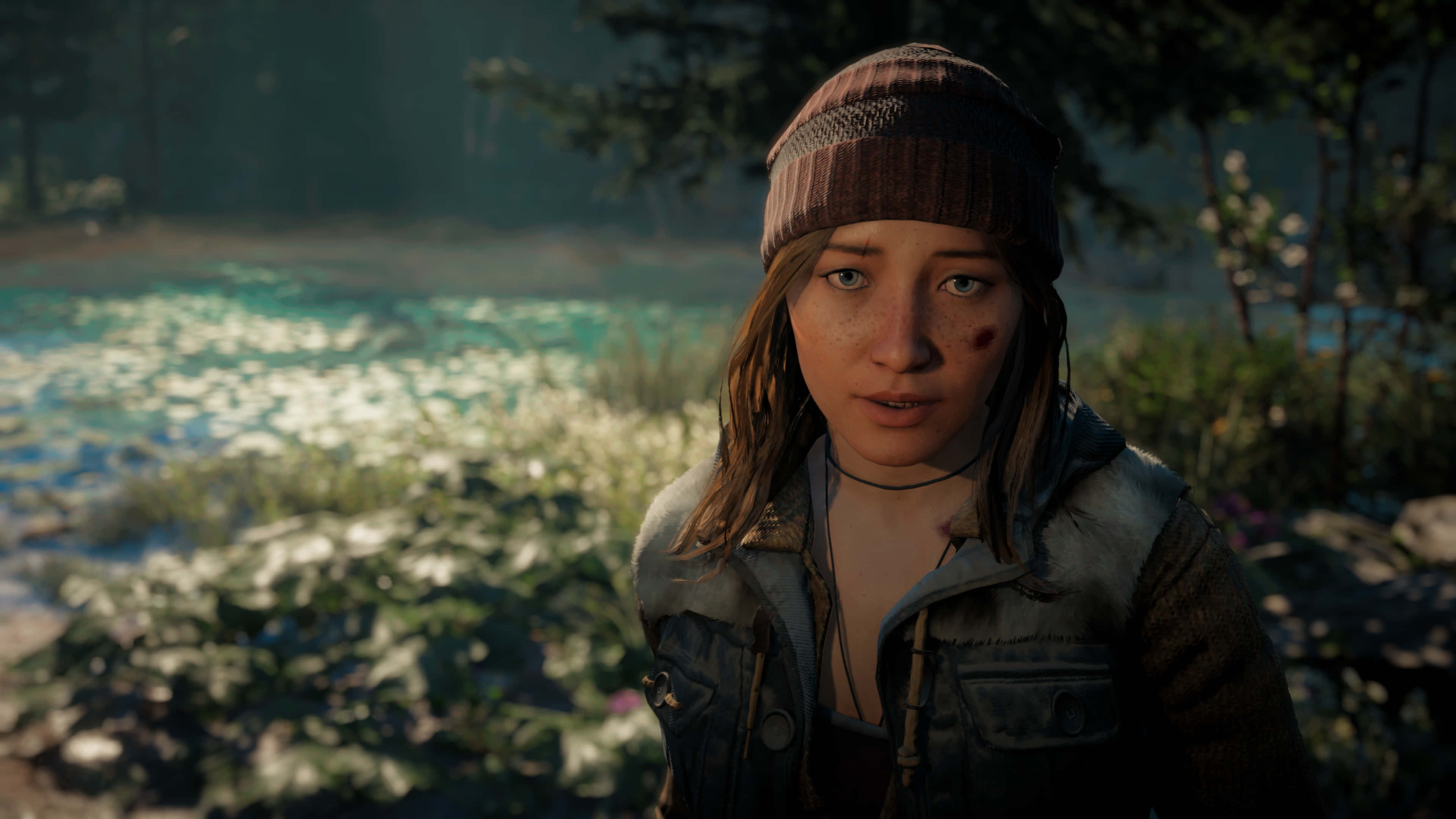 《Far Cry New Dawn》1440p 背景：Carmina Rye 壁紙 — 一位有雀斑的年輕女子戴著冷帽，站在霧氣瀰漫的森林中，旁邊是一個發光的百合池塘。