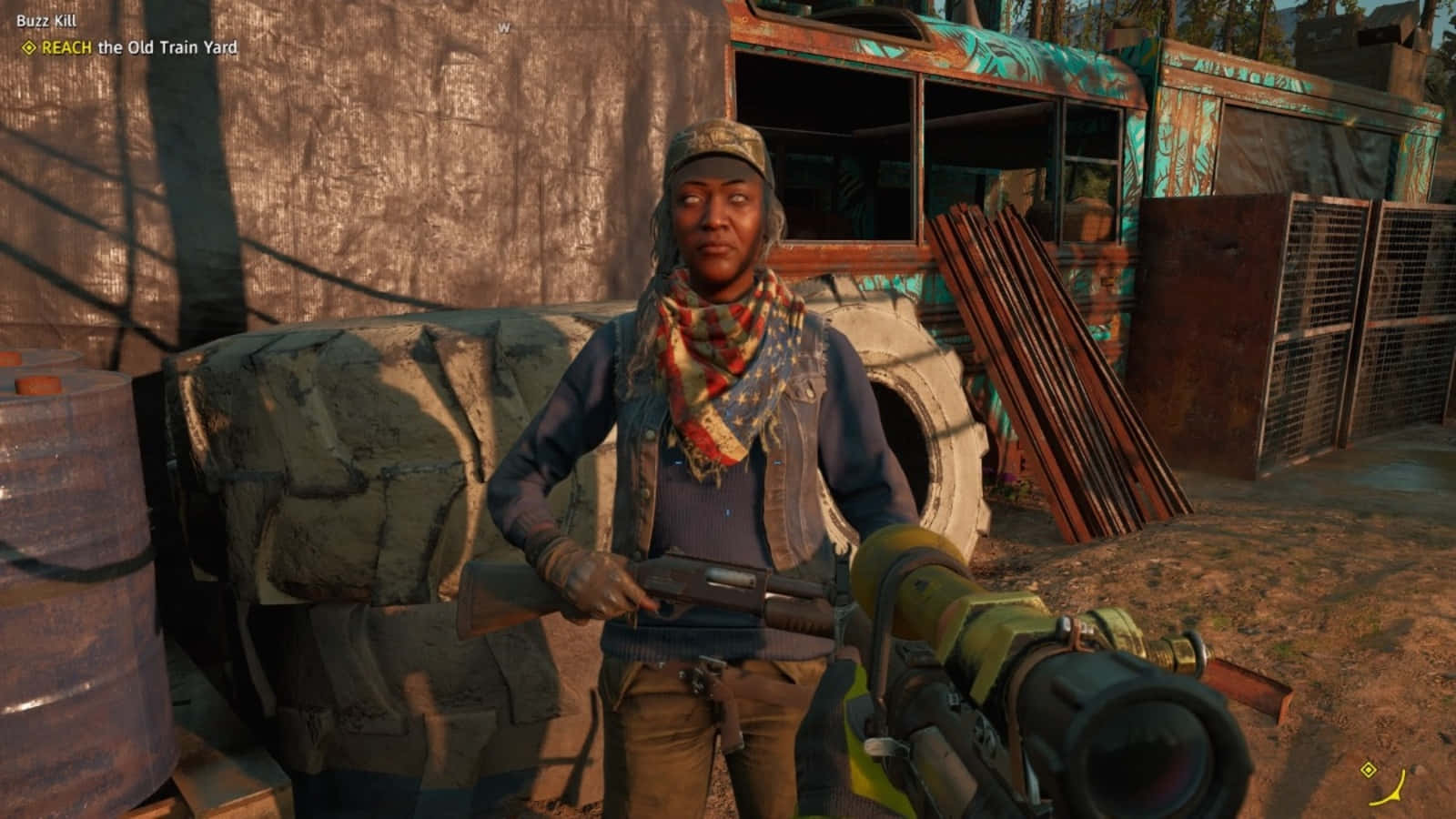 《Far Cry New Dawn》格蕾絲·阿姆斯壯1440p壁紙 壁紙 — 一個強悍嘅倖存者喺陽光普照嘅垃圾場，喺生鏽嘅巴士附近揸住步槍同火箭發射器。