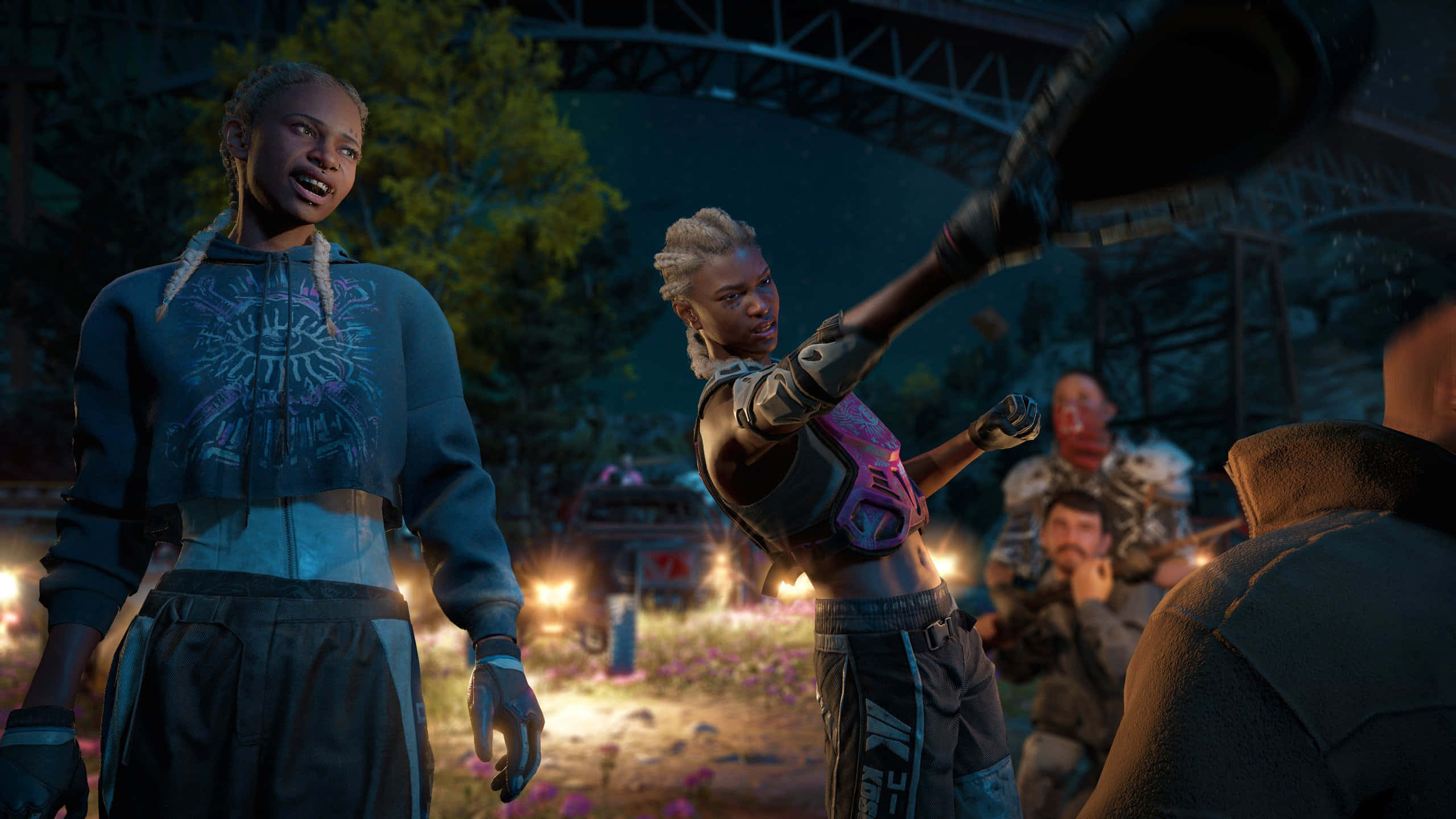 《Far Cry New Dawn》虛構角色1440p壁紙 壁紙 — 兩個女人在燈光昏暗的戶外場地，一個揮動球棒，另一個微笑觀看。