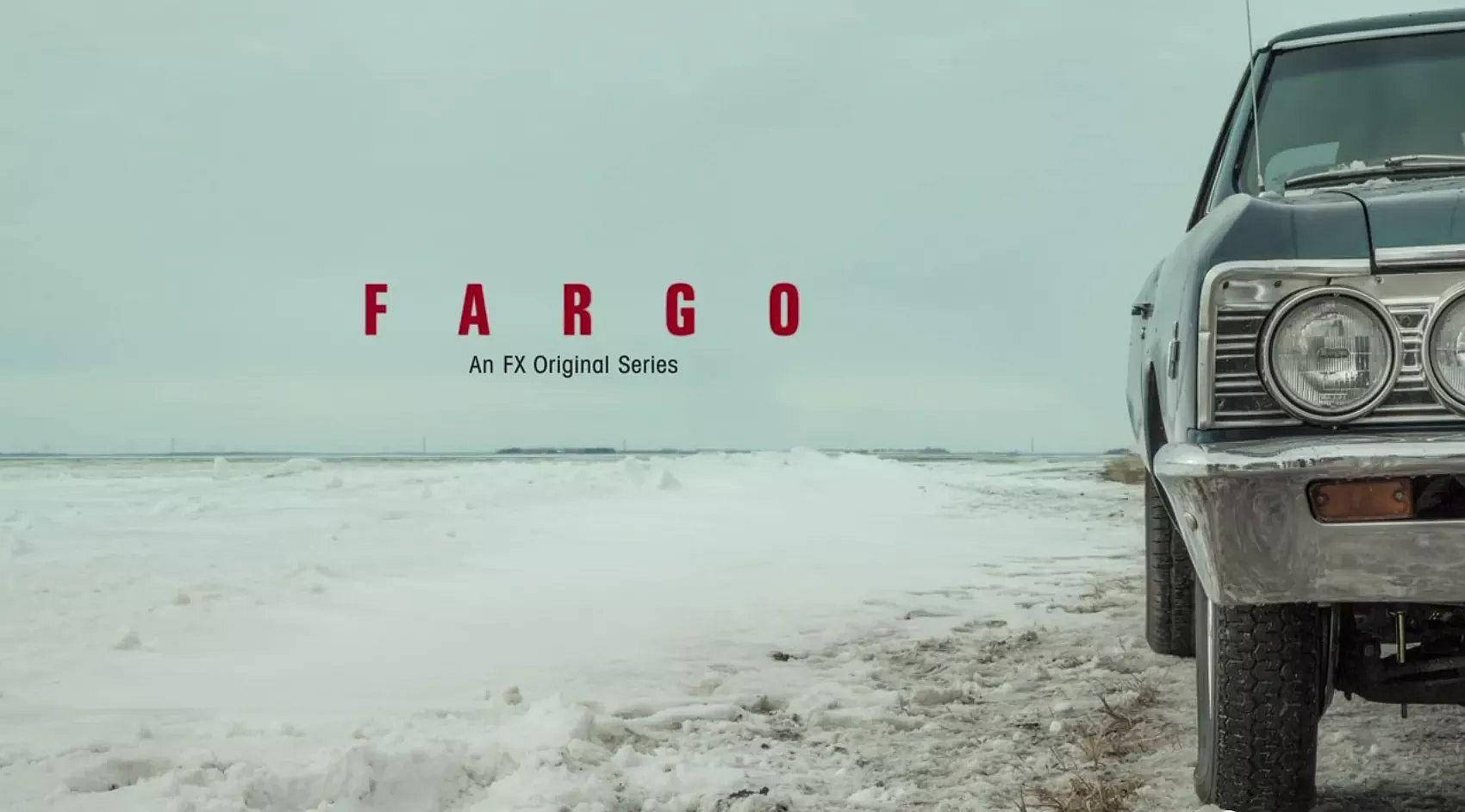 老爺車停放在雪地上，帶有「FARGO」標題文字。