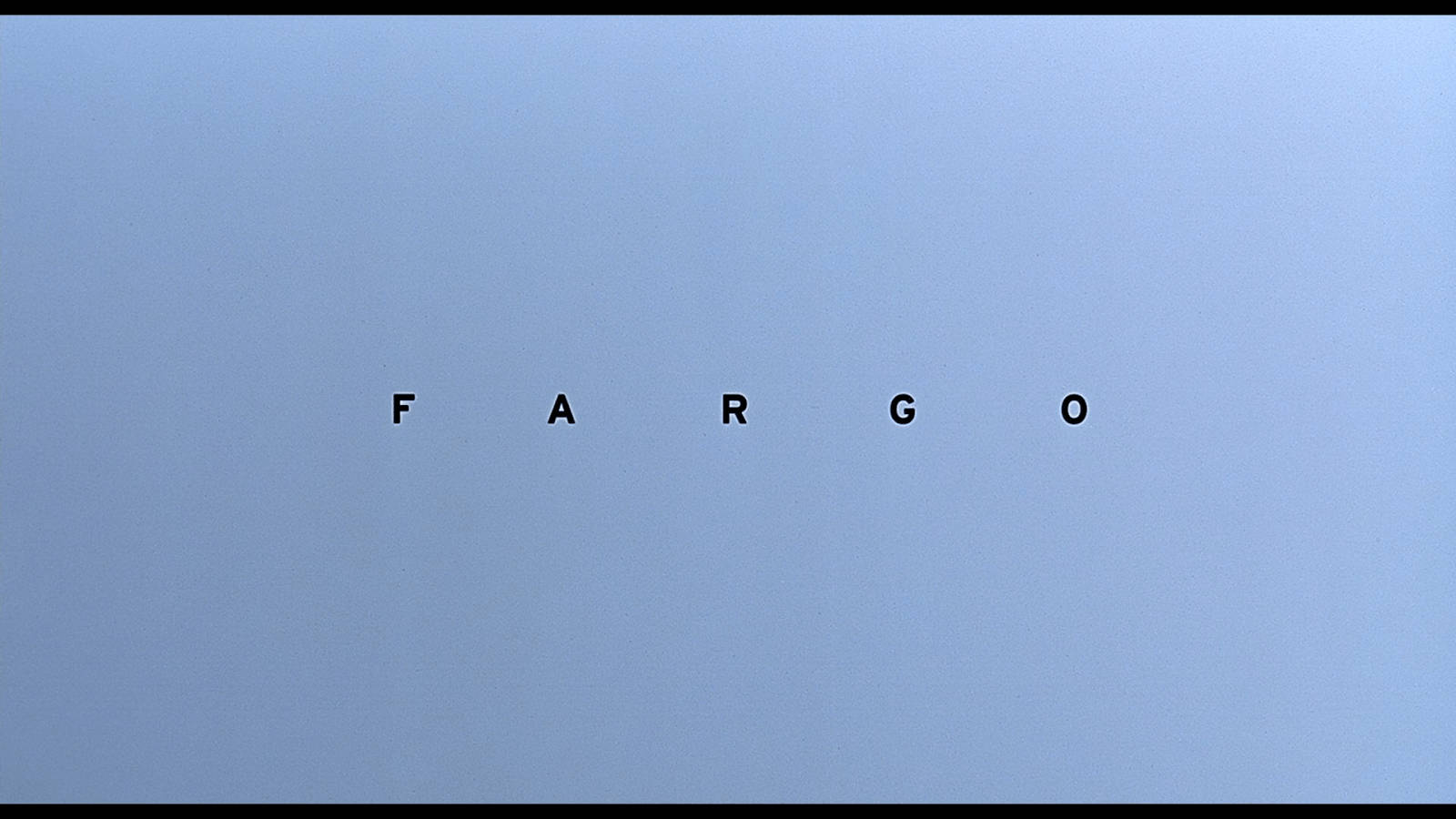 Fargo 最簡約淺藍背景 壁紙 — FARGO 這個詞以粗體黑色字母居中顯示在純淺藍色背景上。