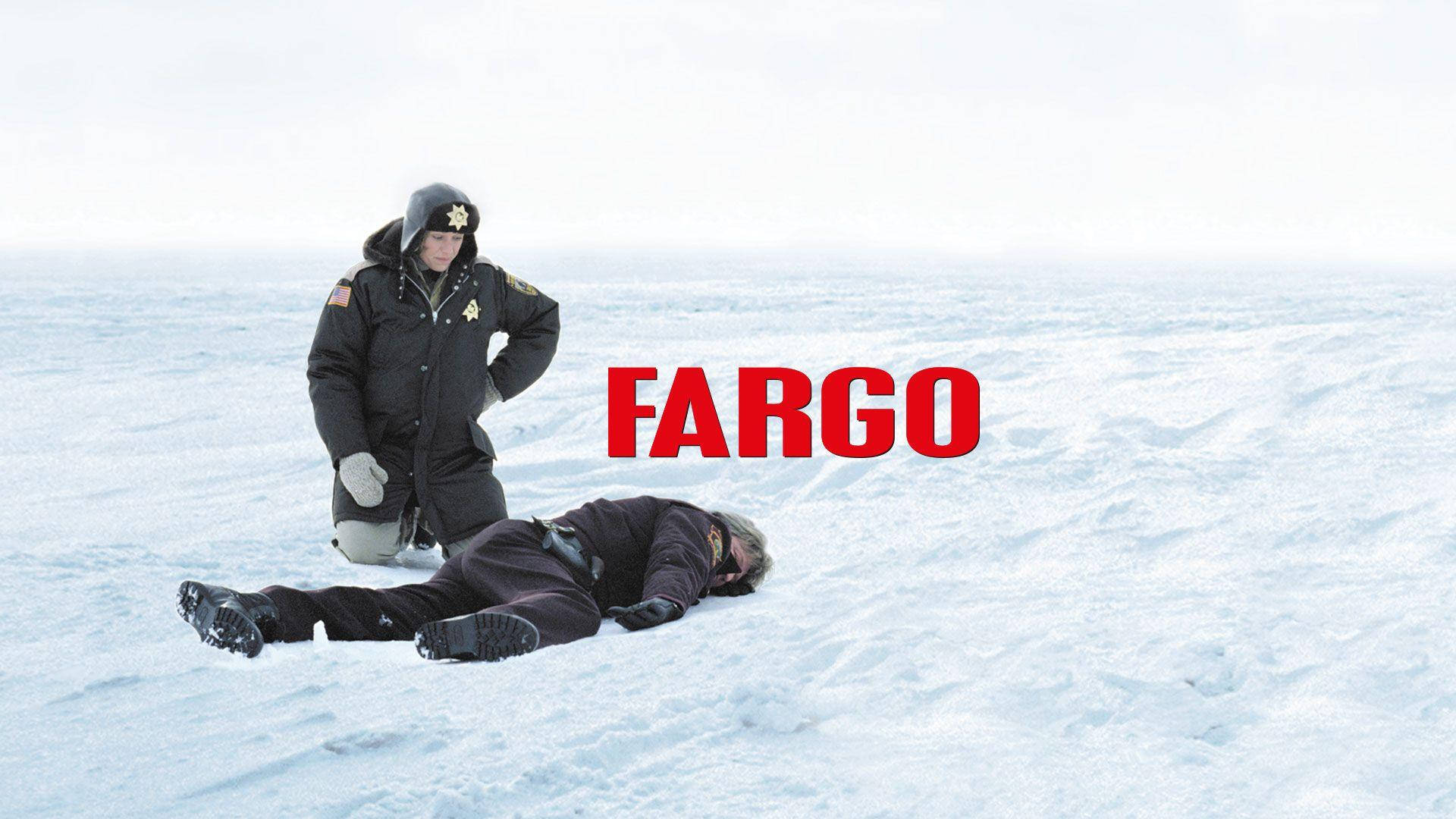 警察跪在雪地中倒下的夥伴旁邊，帶有紅色Fargo文字。