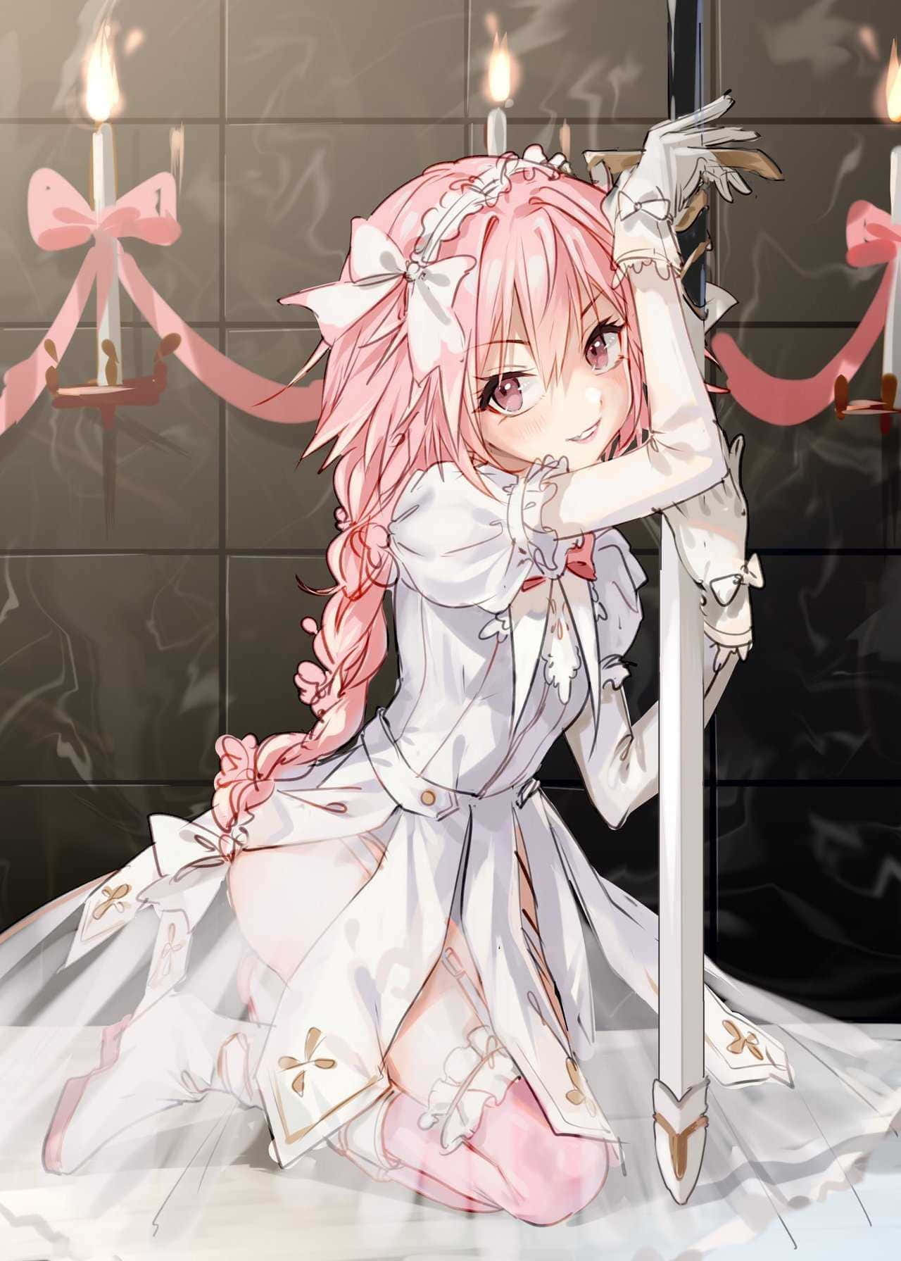 《Fate/Apocrypha》中受愛戴的角色亞斯托爾福，全副戰鬥裝備 壁紙 — 一位粉紅色頭髮的動漫女孩穿著白色連衣裙，跪著手持劍，背景有燃燒的蠟燭和粉紅色絲帶。