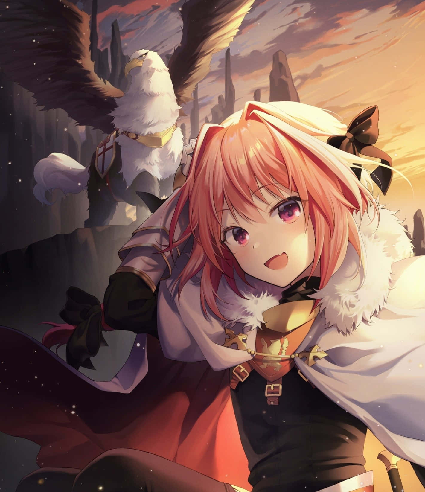 《Fate/Apocrypha》中的阿斯托爾福展露微笑 壁紙 — 一個開心的動漫女孩，粉紅色頭髮，白色斗篷，在日落天空和崎嶇懸崖旁，與一隻雄偉的鷹微笑。