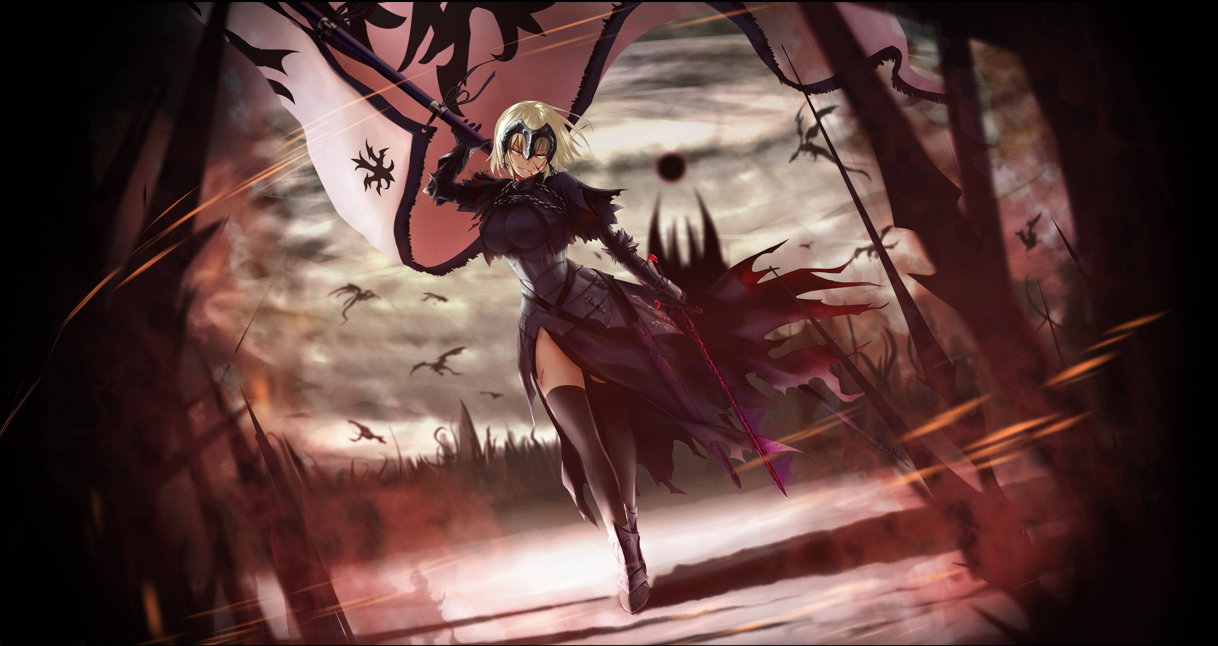 Fate Apocrypha 琼安 壁紙 — 一位金髮動漫戰士身穿暗色盔甲，在燃燒的戰場上揮舞著發光的劍，周圍有飛翔的蝙蝠和不祥的剪影。