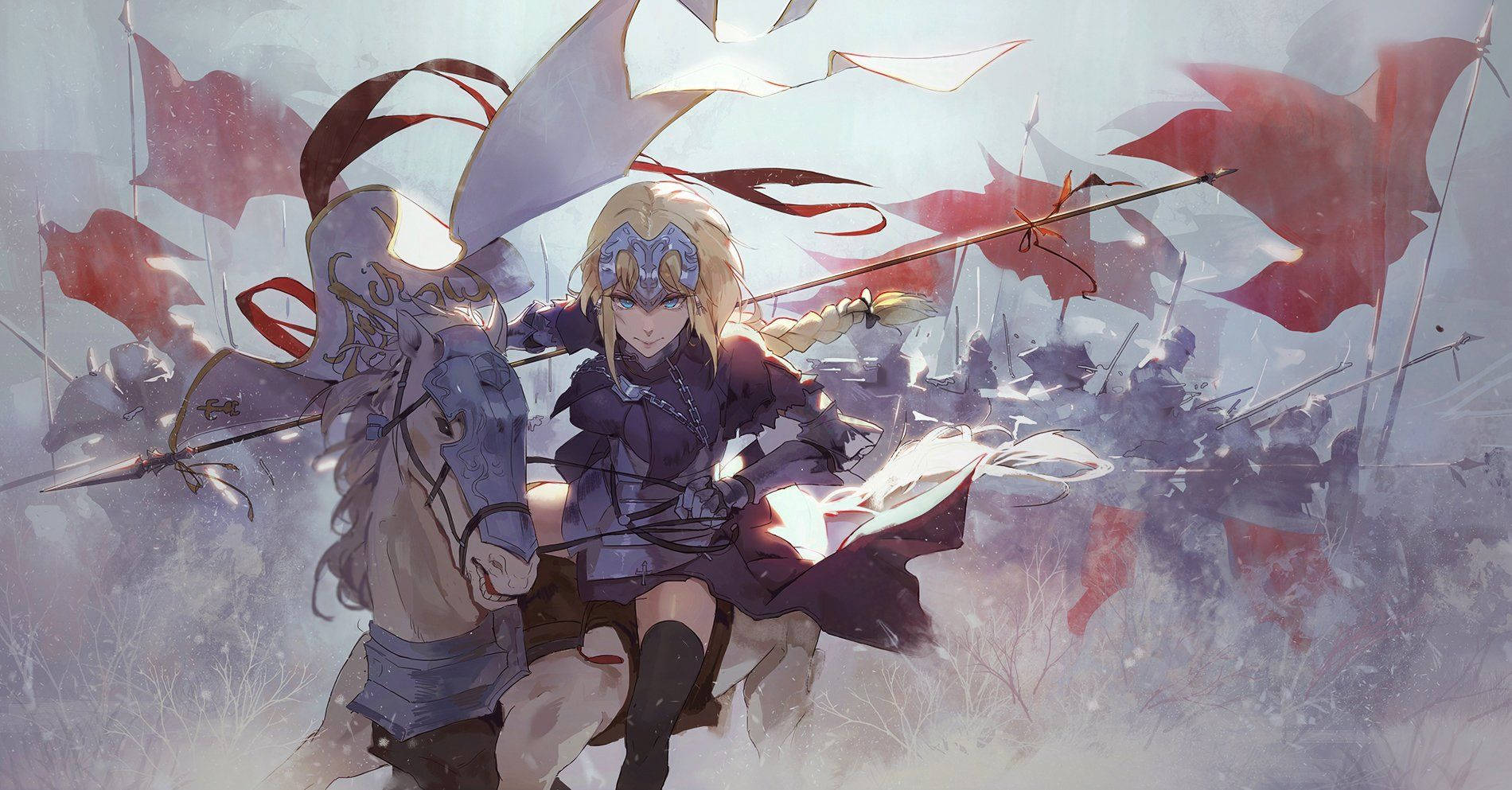 《Fate/Apocrypha》聖女珍妮 壁紙 — 一位金髮裝甲戰士騎著馬穿過雪地戰場，紅白旗幟在風中飄揚。