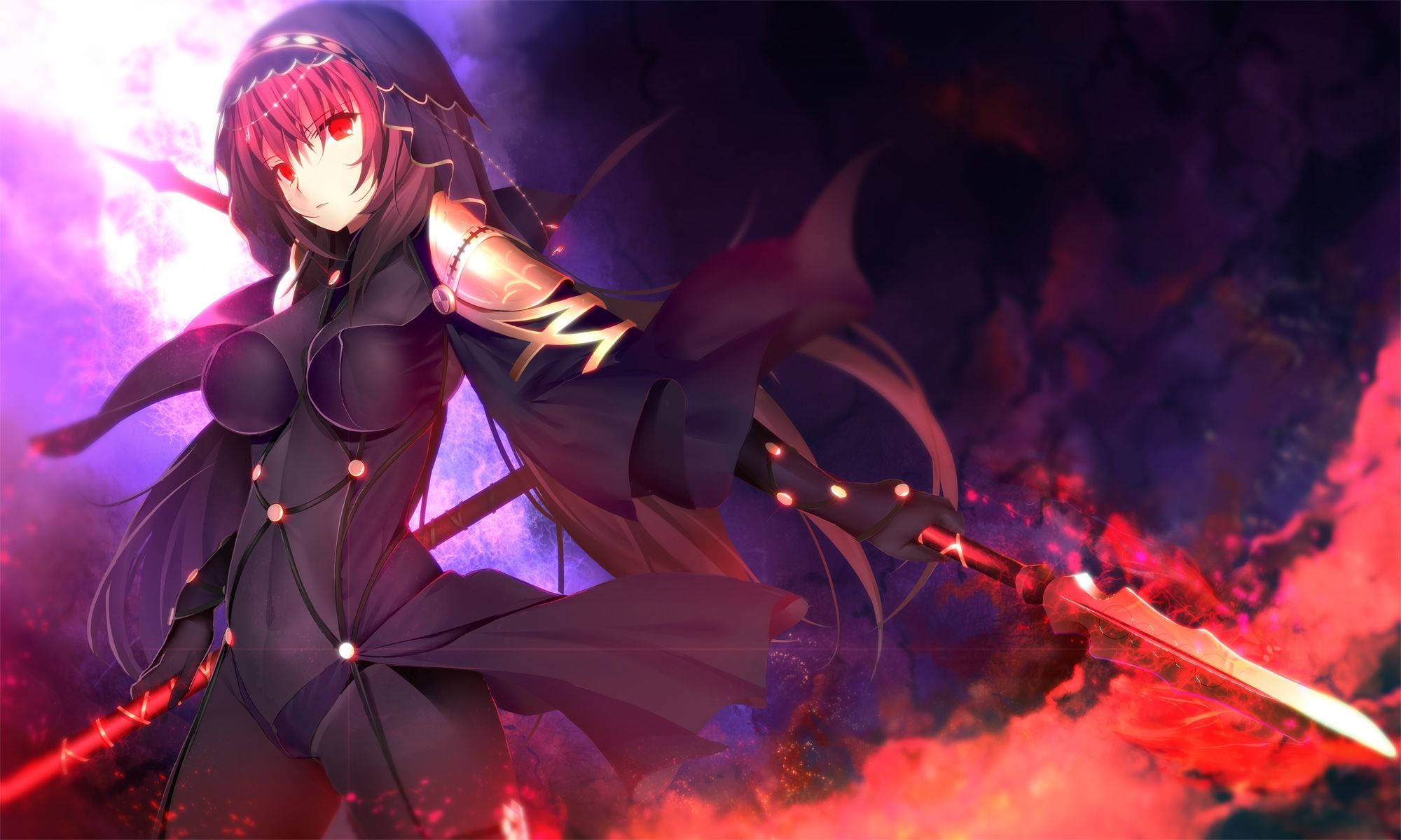 Fate Grand Order 斯卡哈 壁紙 — 一位深紅髮色的動漫戰士身穿黑色盔甲，在熾熱的紅色和紫色能量中揮舞著發光的劍。