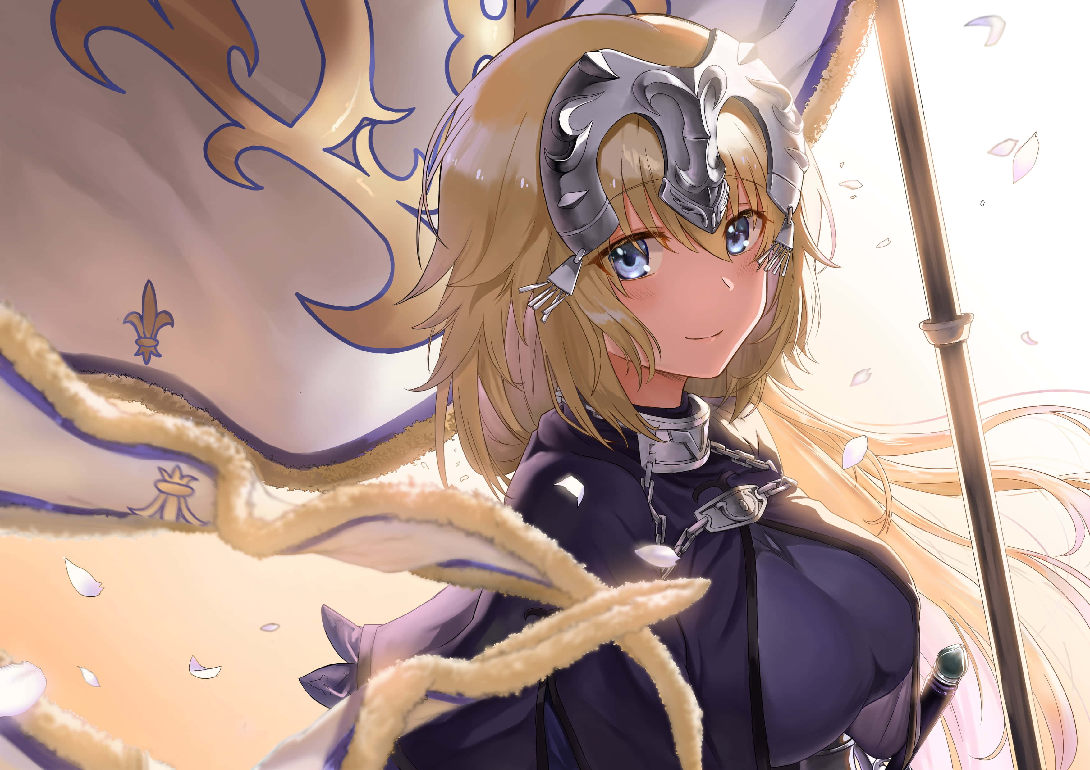 《Fate/Grand Order》：召喚命運！ 壁紙 — 一個開心的動漫女孩，金髮銀盔，微笑著手持法杖，背景明亮，花瓣飄落。