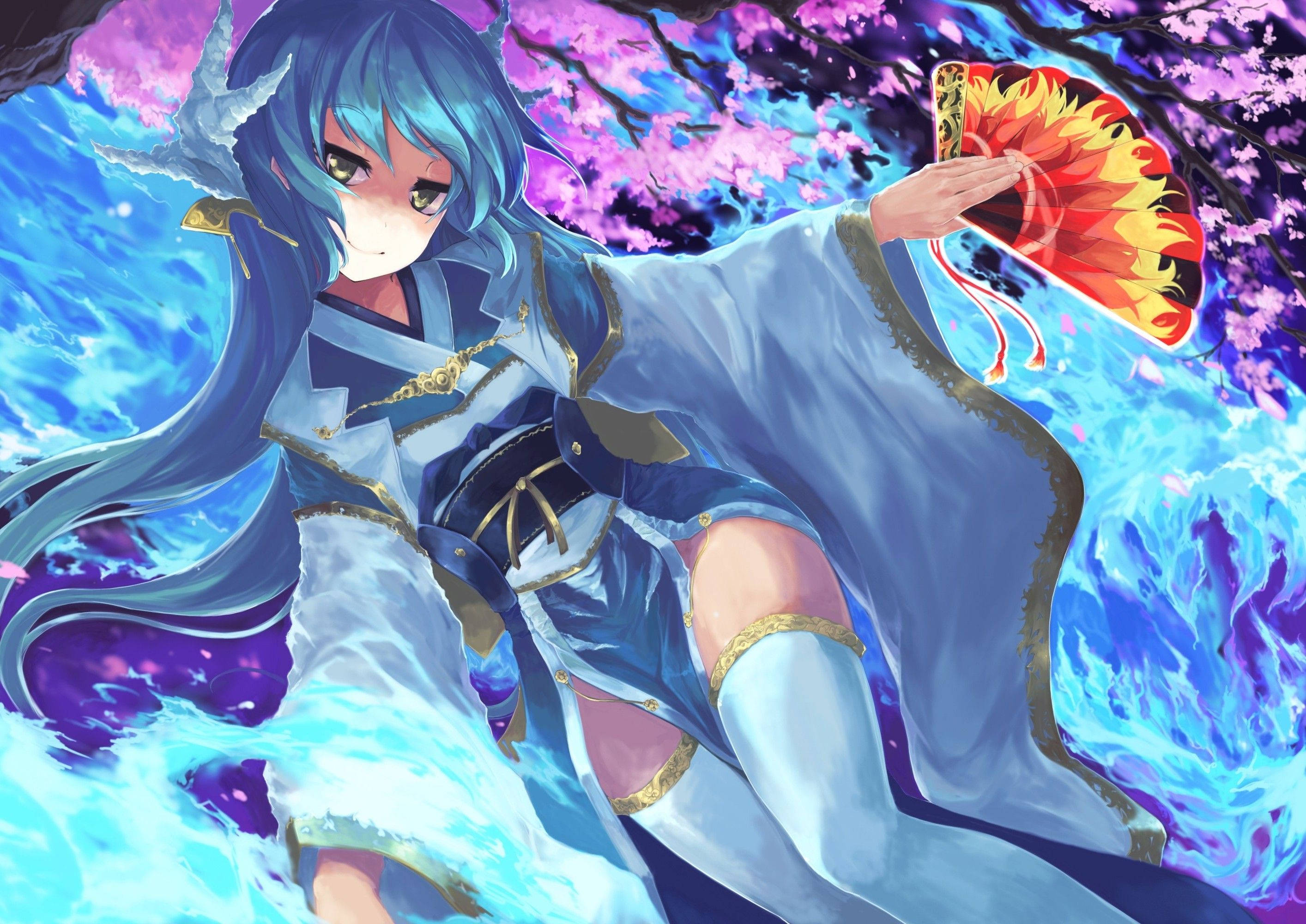 Fate Grand Order 清姬 壁紙 — 一位藍髮動漫女孩穿著飄逸的藍色和服，在旋轉的藍色能量和粉紅櫻花中手持火焰扇。