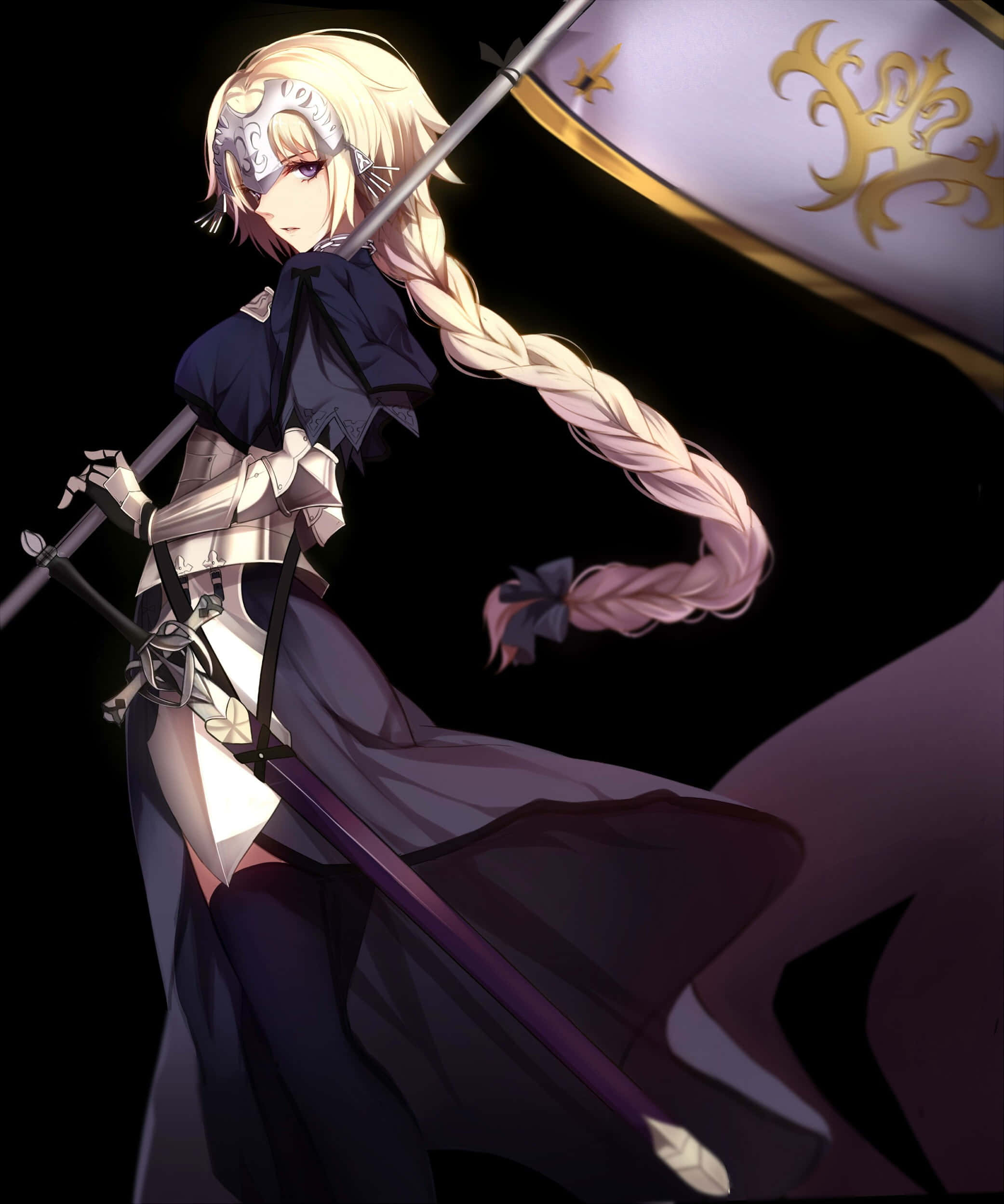 《Fate/Grand Order》：勇敢冒險即將展開 壁紙 — 一位金髮動漫騎士身穿銀色盔甲，在黑暗背景中手持長矛和旗幟，披風飄揚，頭髮編成辮子。