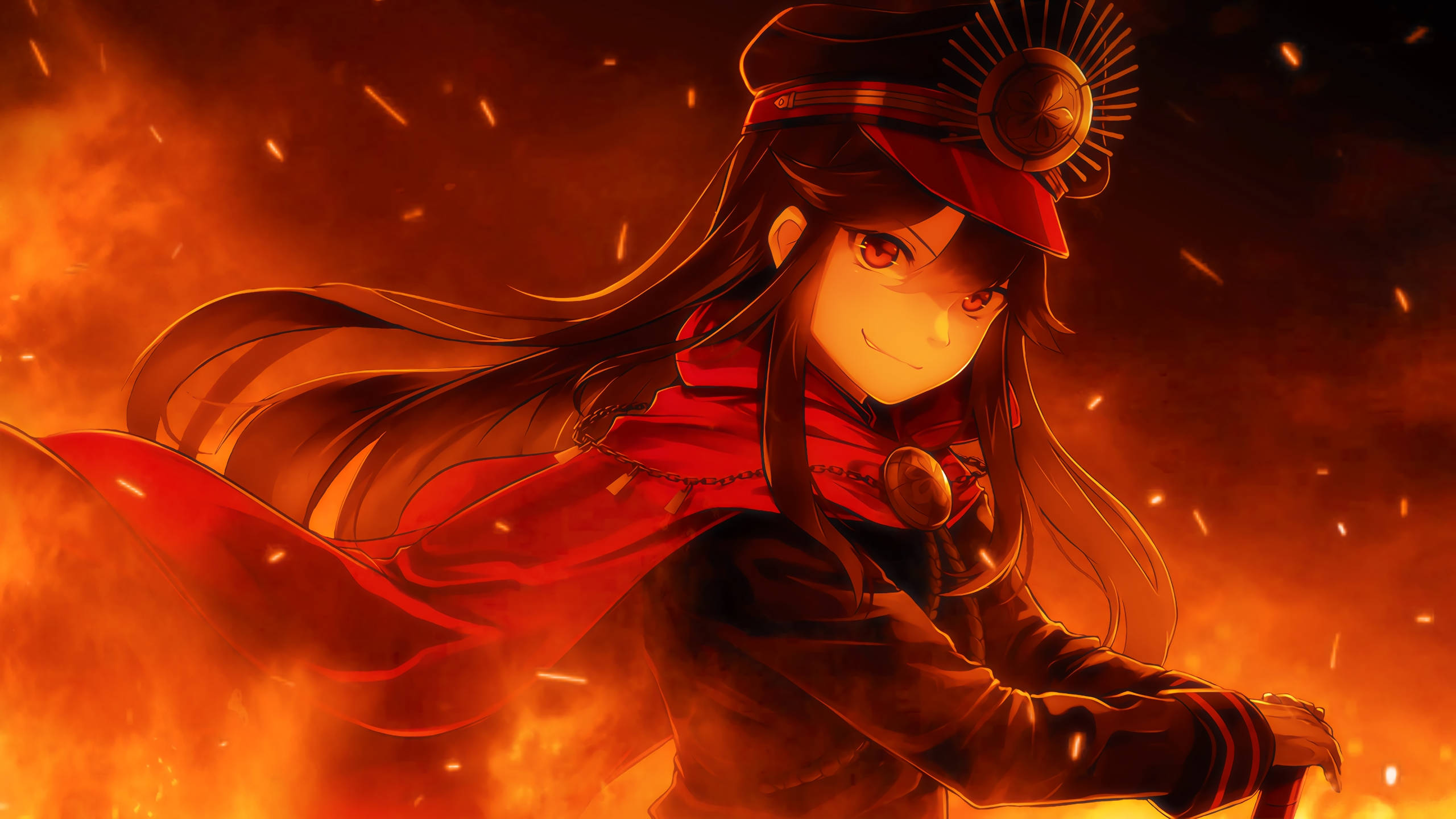 《Fate/Grand Order》織田信長火 Anime 壁紙 — 一個火熱的動漫女孩，穿著紅色制服和披風，自信地站在燃燒的橙色背景前，火花四濺。