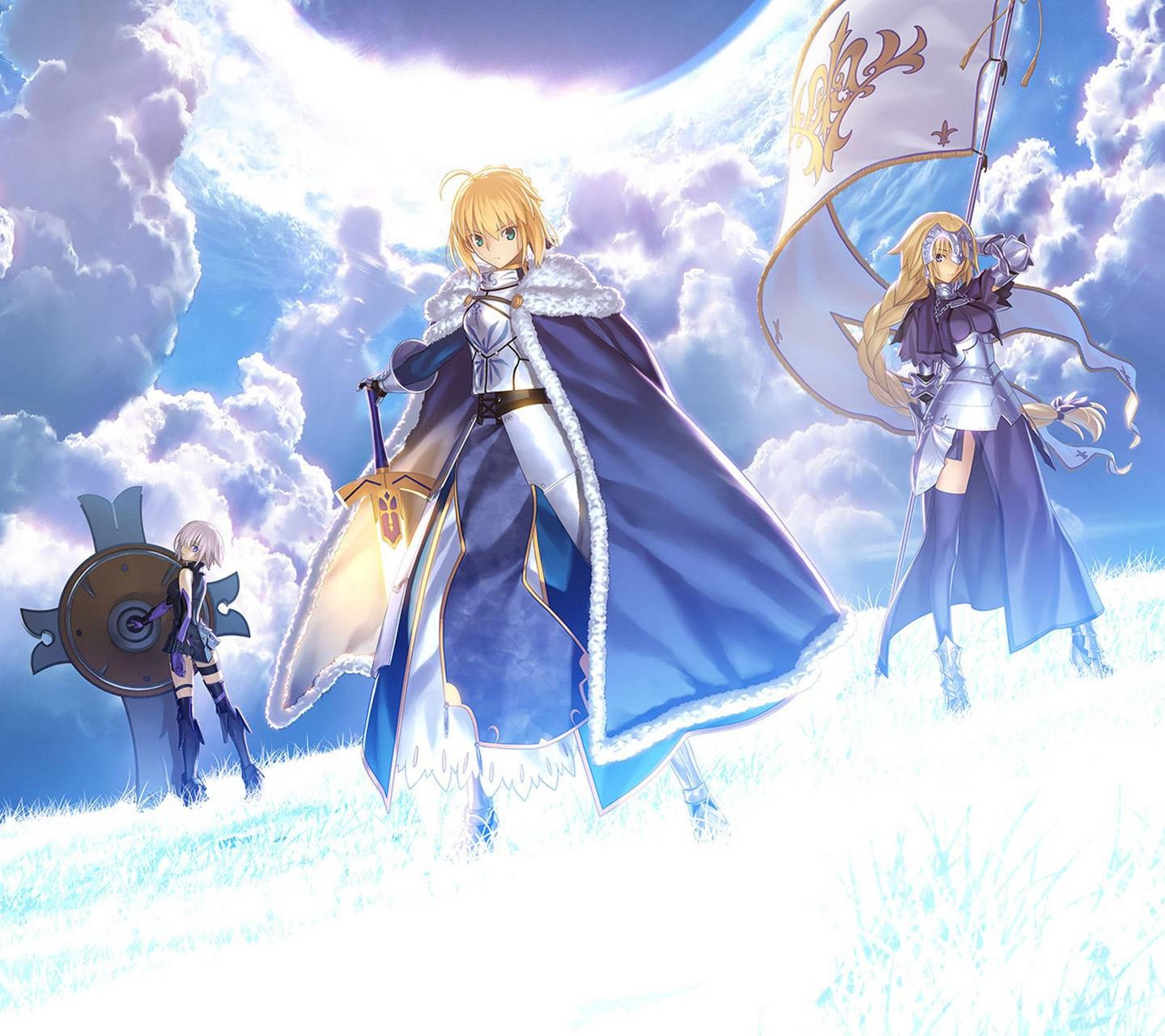 Fate Grand Order 薇薇安、亞瑟與瑪希 壁紙 — 三位身穿藍色和銀色盔甲的動畫騎士，在戲劇性的多雲天空下，英勇地站在陽光明媚的草地上。