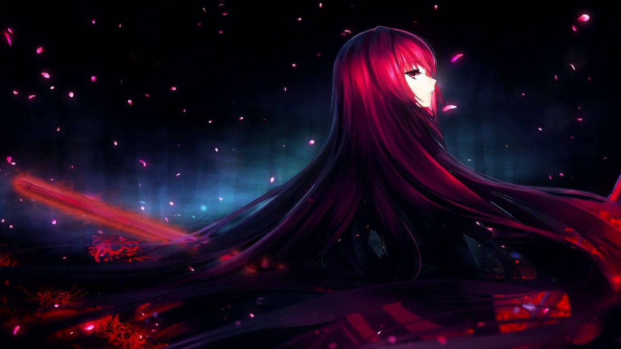 Fate Grand Order 美麗的斯卡哈 壁紙 — 一位深紅色頭髮、眼睛發光的動漫女孩，在黑暗神秘背景下，手持發光劍，周圍飄落粉紅色花瓣。