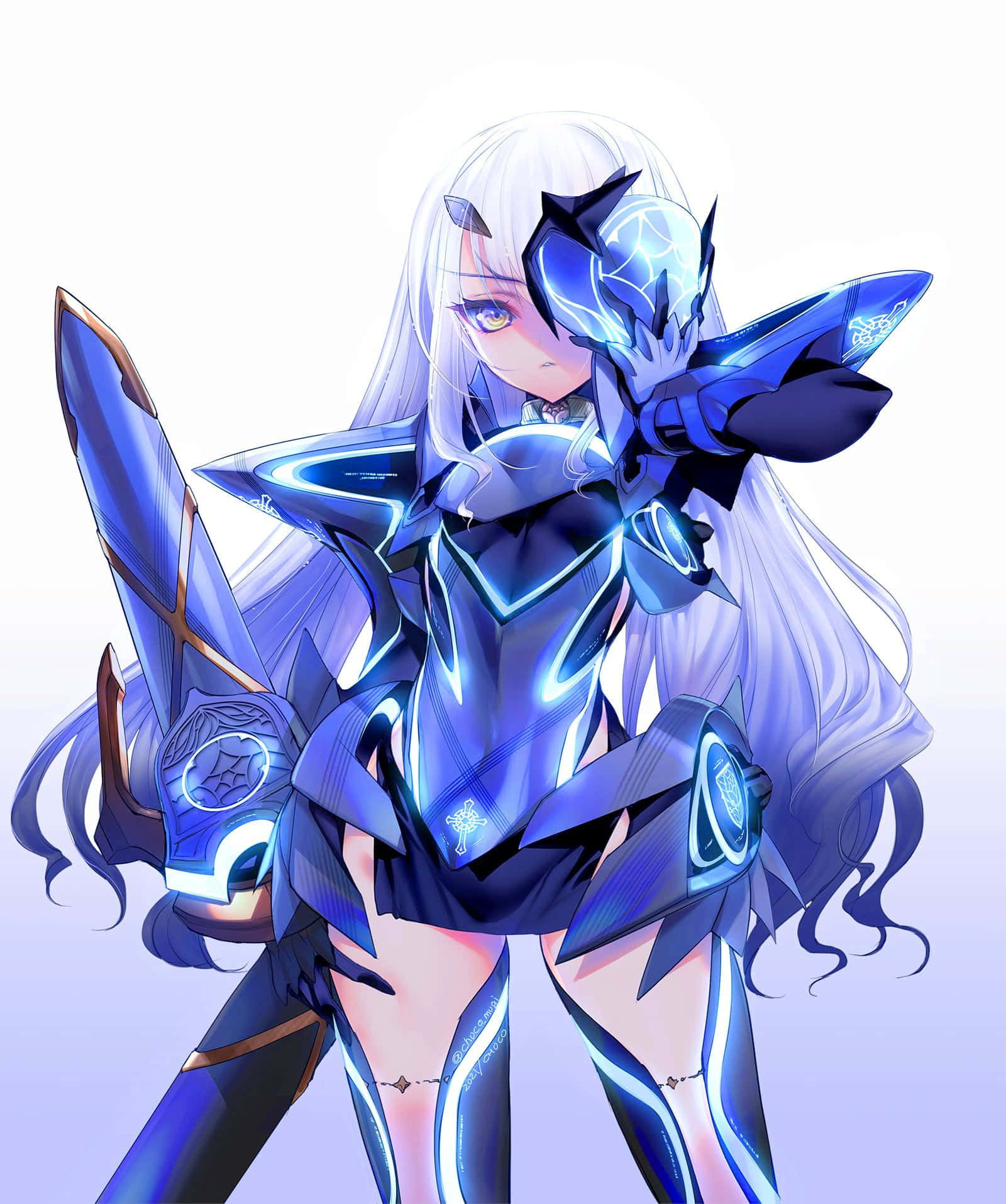 《Fate/Grand Order》：從時空各處召喚英靈 壁紙 — 一個發光藍色裝甲的白髮動漫女孩，手持未來武器，背景是柔和的漸變色。