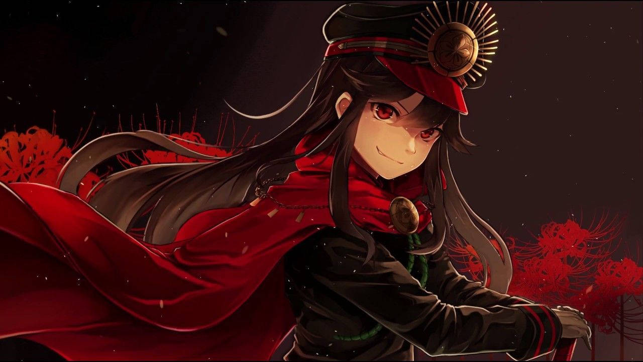 Fate Grand Order 大阪信長 壁紙 — 一位長黑髮紅眼的動漫女孩，身穿紅色斗篷和帽子，背景是深色帶有紅花。