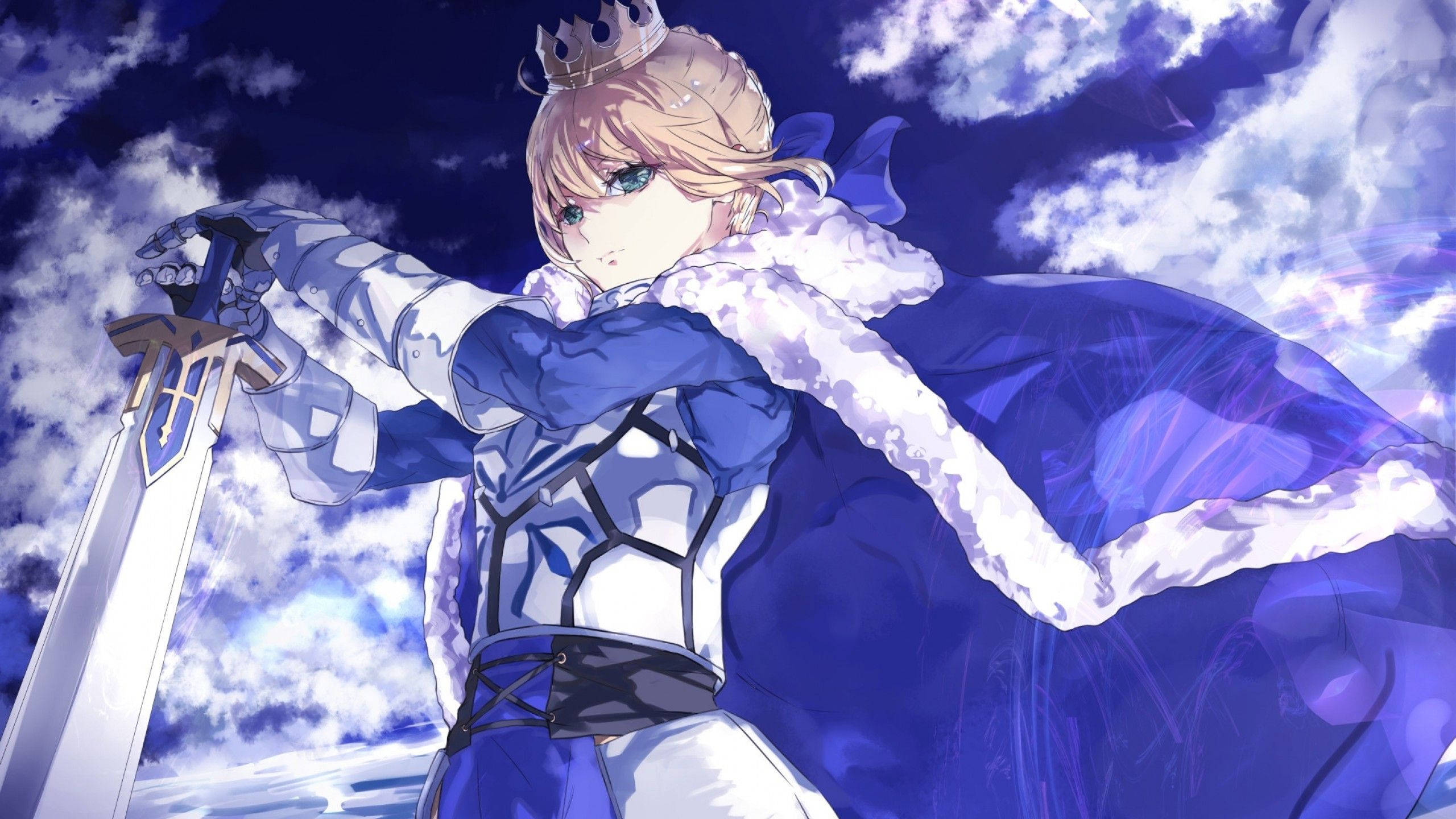 Fate Grand Order 奈羅·克勞狄烏斯 壁紙 — 一位金髮動漫騎士身穿藍白盔甲，在戲劇性的多雲天空下揮舞著劍。