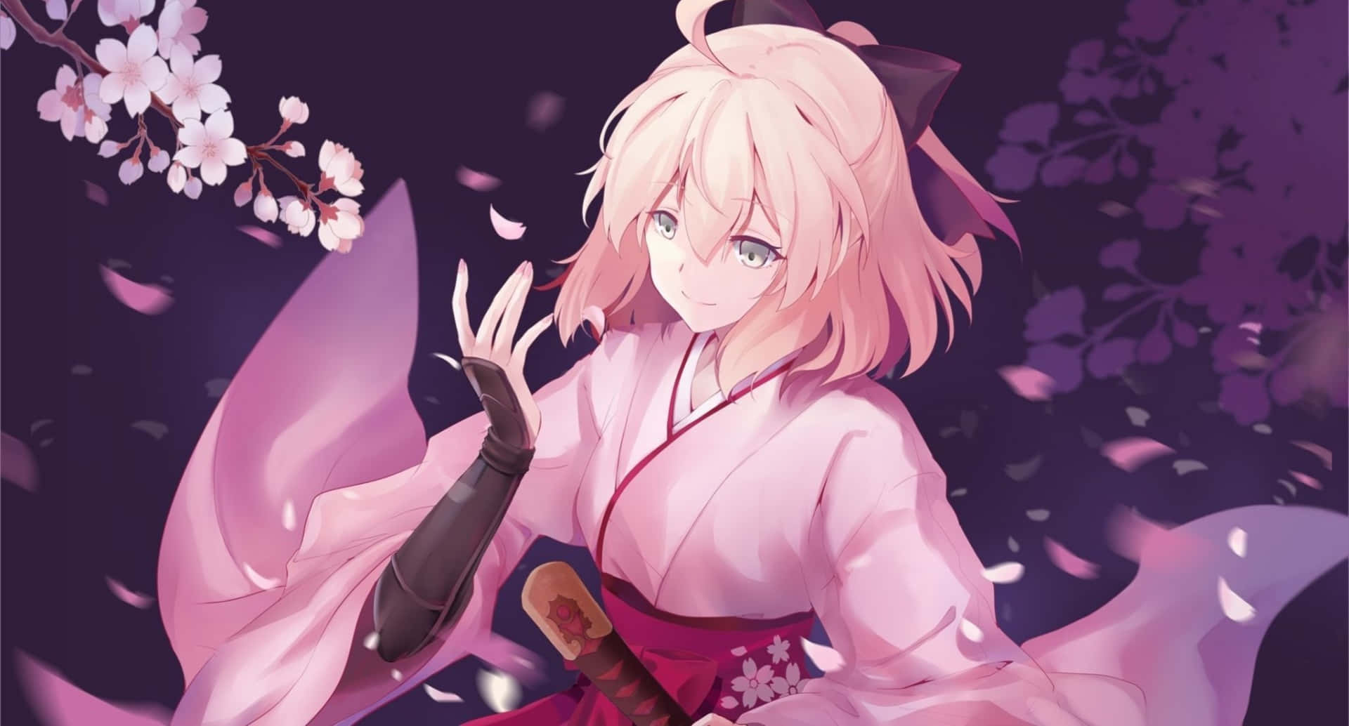 Fate Koha Ace 奥寺さおじ 櫻花動漫少女 壁紙 — 一位粉紅色頭髮的動漫女孩穿著飄逸的粉紅色和服，在深紫色夜空中櫻花飄落時溫柔地微笑。