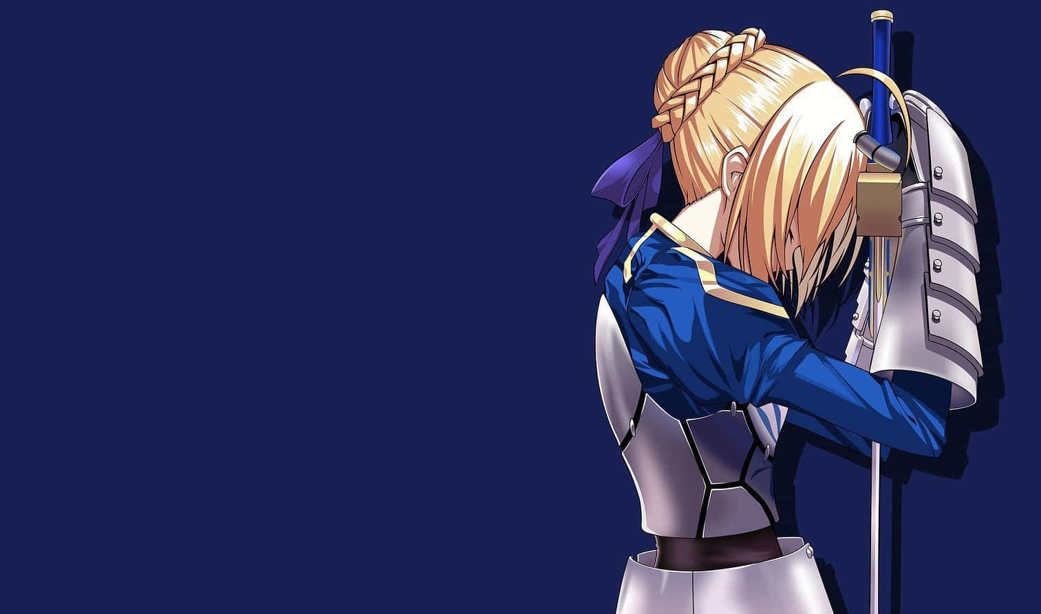 Fate系列 女武神Saber 壁紙 — 一位金髮動漫騎士身穿藍銀鎧甲，在深藍色背景上低頭靠著劍。