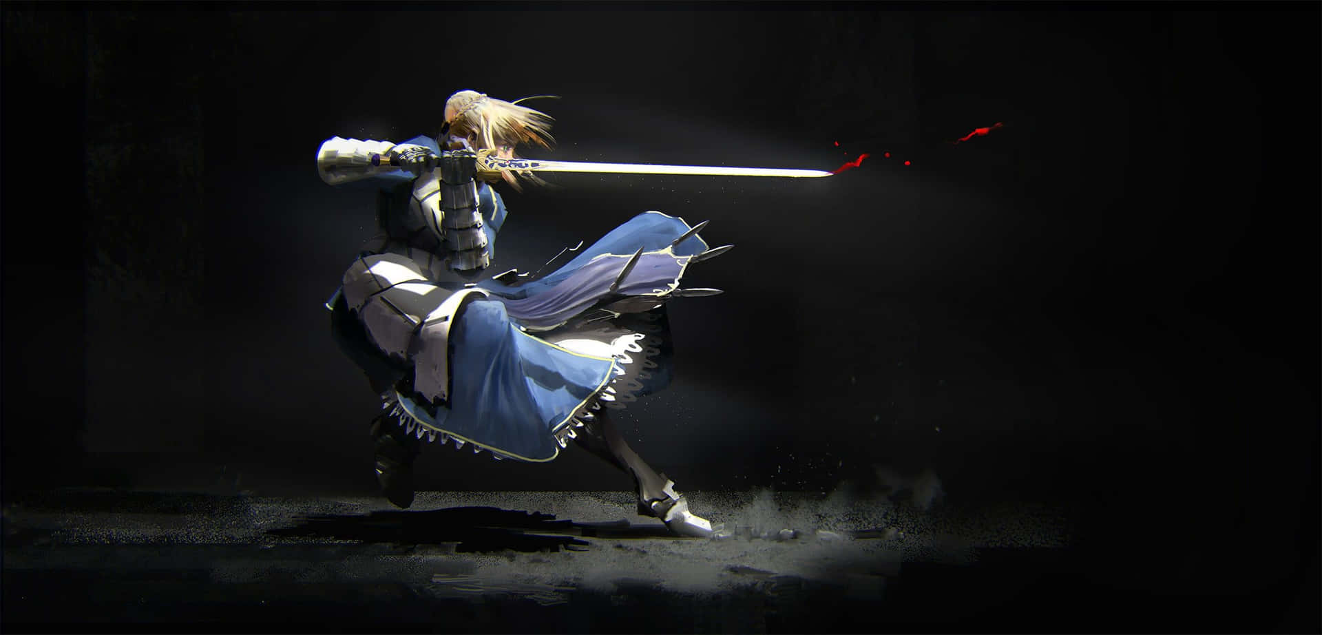 Fate/stay night 女王之劍染血 壁紙 — 一位金髮藍色披風的戰士在黑暗、戲劇性的聚光燈下揮舞著發光的劍。