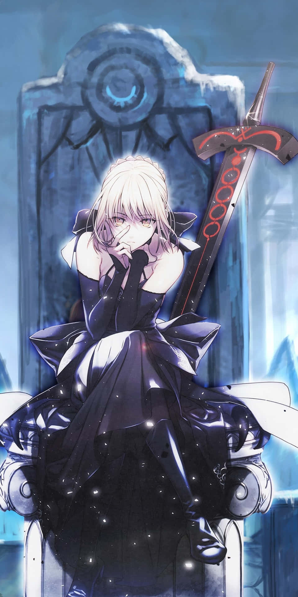 Fate/stay night 女王之劍Alter坐於王座 壁紙 — 一位蒼白的白髮動漫女孩端坐在王座上，手持發光劍，背景是藍色石牆。