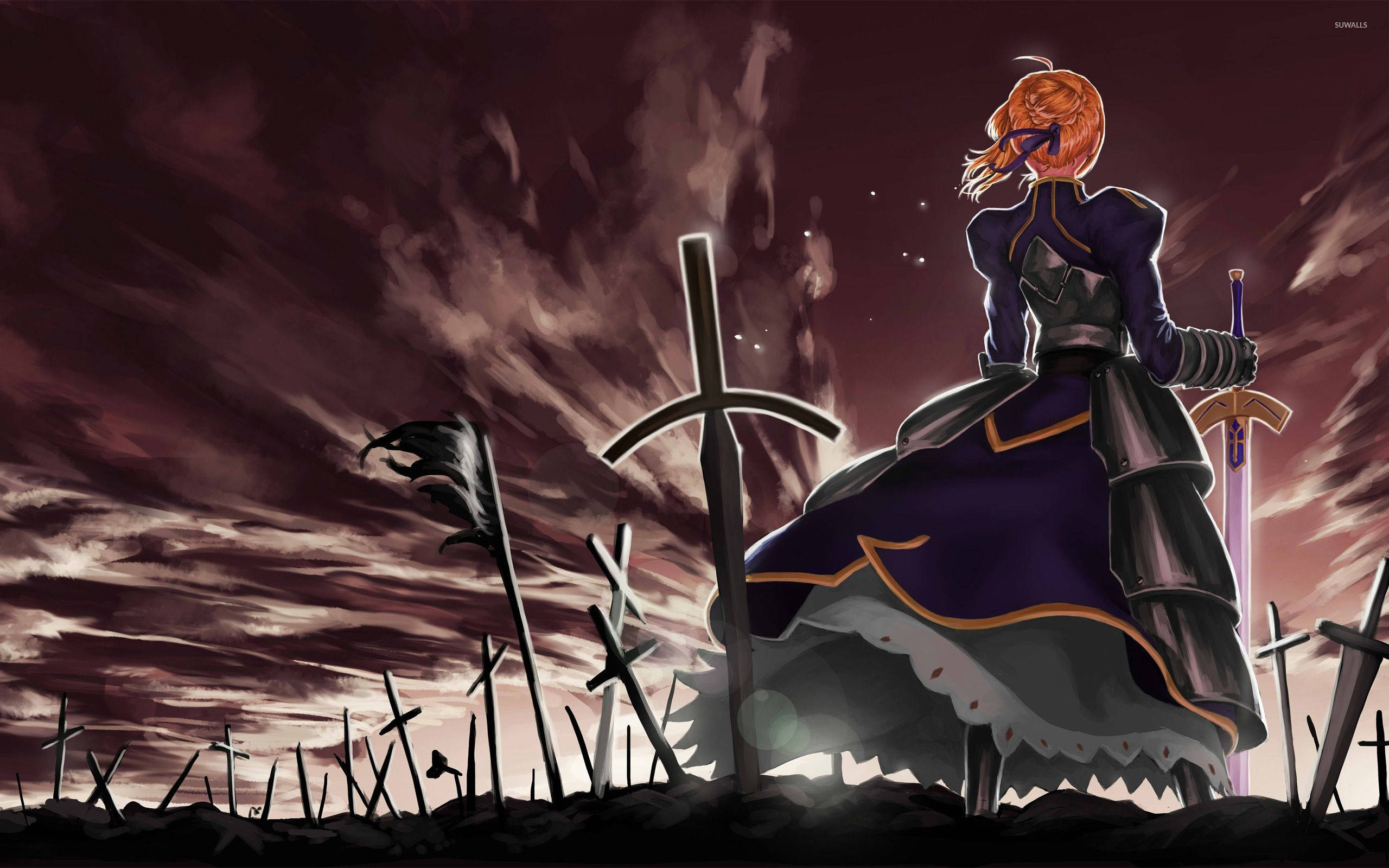 《Fate/stay night》Saber背影 壁紙 — 一位孤獨的動漫戰士身穿紫色盔甲，站在佈滿破碎十字架的田野中，天空風暴暗紅。