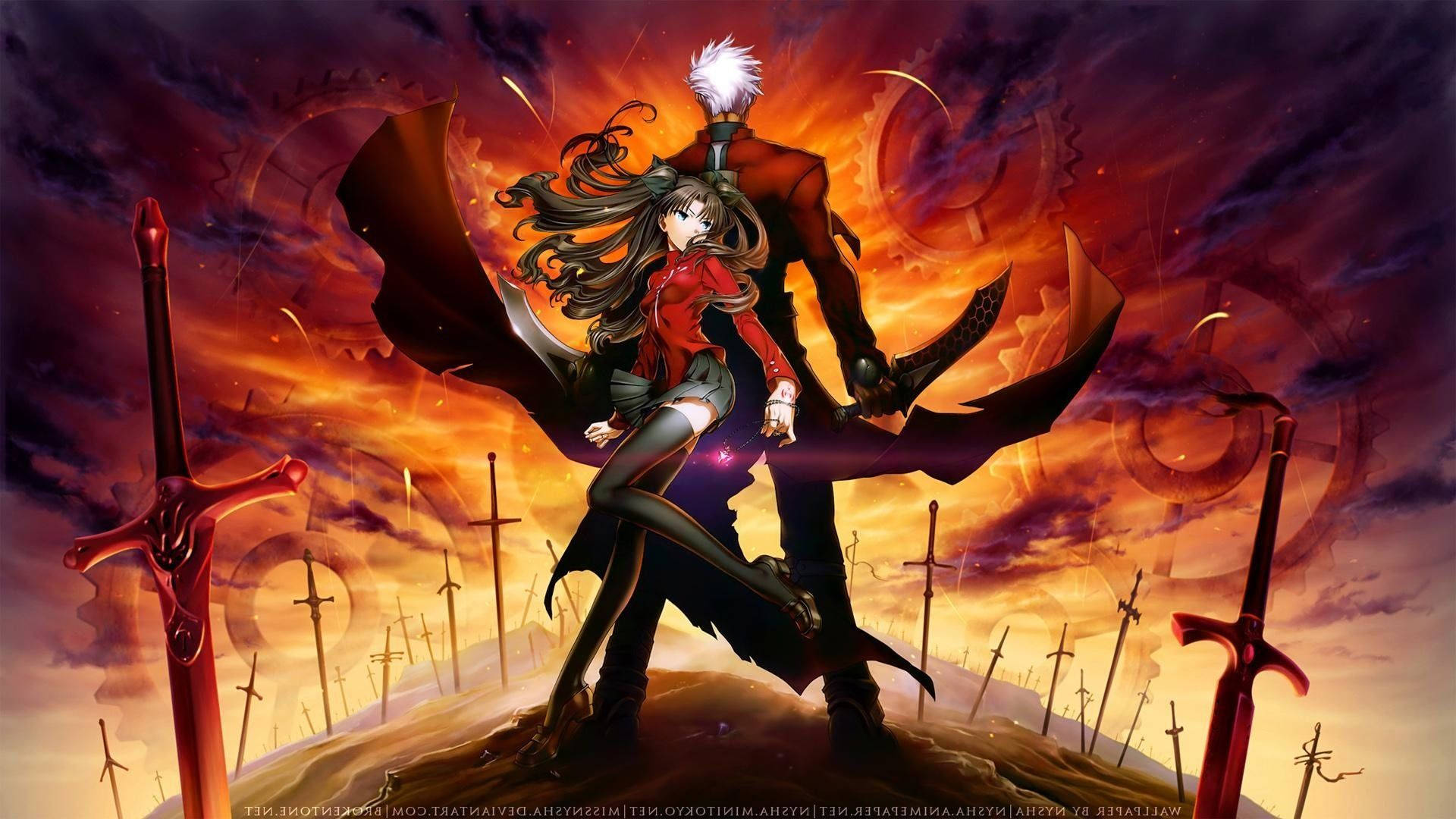 Fate/Stay Night 獵人與遠坂凛 壁紙 — 一位白髮紅披風的熾熱動漫戰士，在暴風雨般的夕陽天空下，挑釁地站在劍場之上。