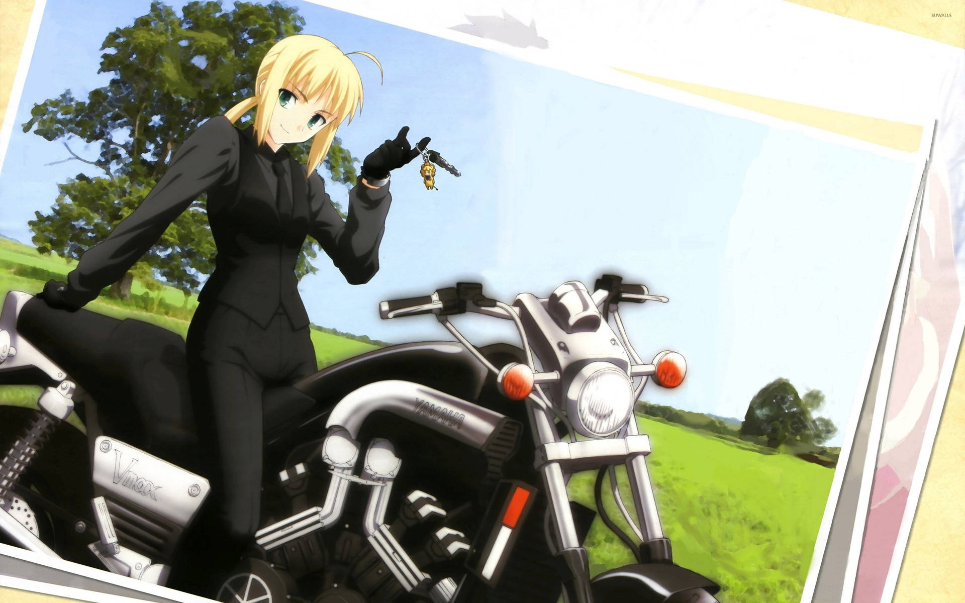 《Fate/Zero》中的Saber騎乘摩托車 壁紙 — 動漫女孩身穿黑色西裝，坐在摩托車上，手持鑰匙，背景是明亮的綠色田野和藍天。