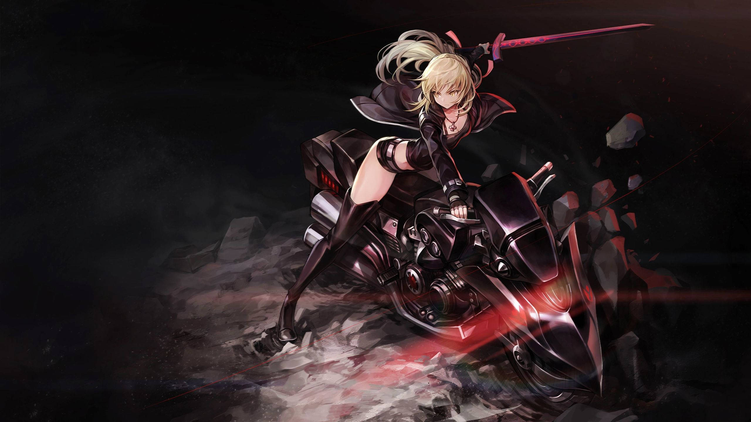 《Fate》中的劍士Alter 壁紙 — 一個金髮動漫女孩穿著黑色盔甲，騎著未來風格的電單車穿過破碎的岩石，高舉一把發光的紅色劍。